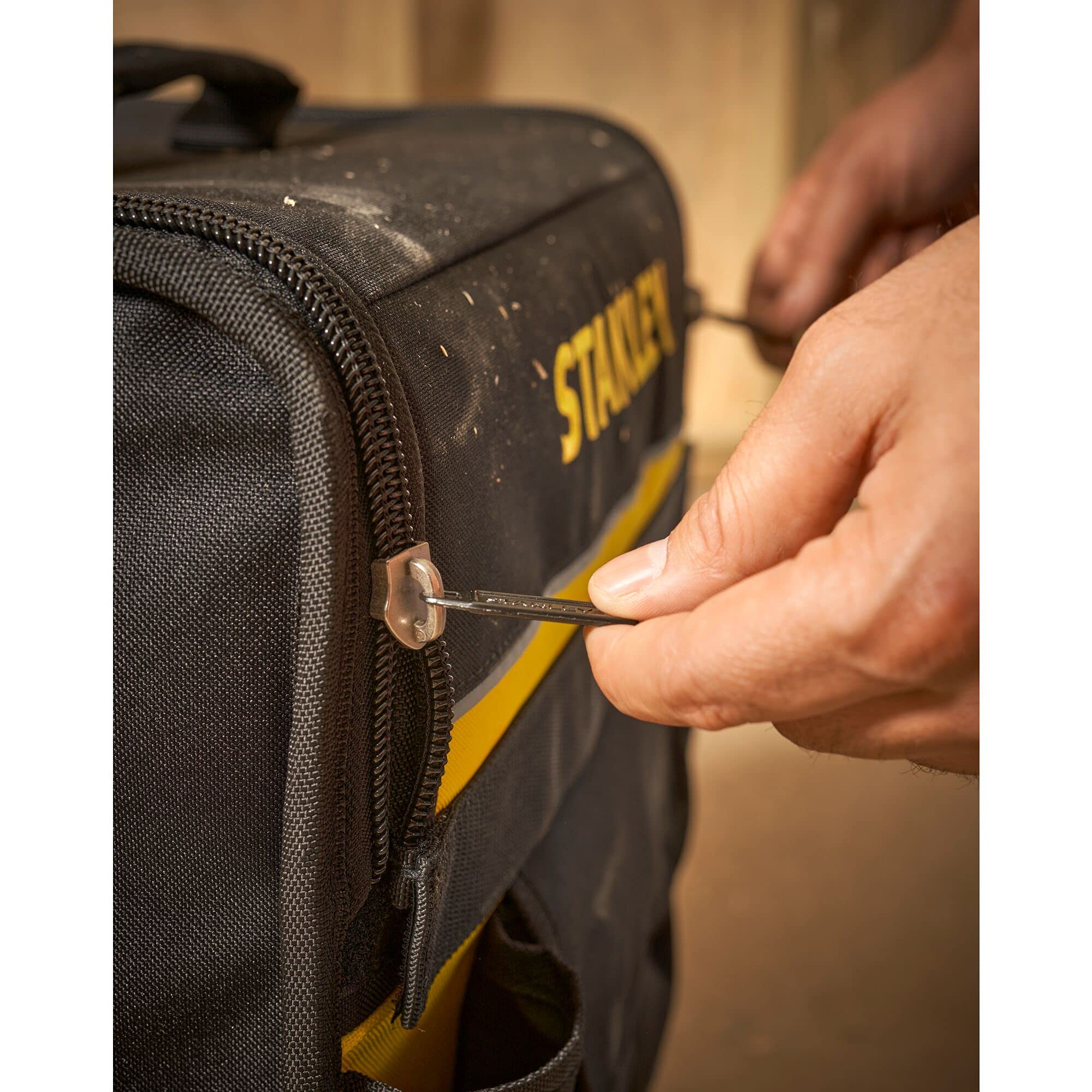 STANLEY, BORSA IN TESSUTO 18" CON RUOTE . 1-97-515