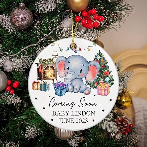 Miniatura 5 de Coming Soon - Adorno de Navidad 2023 para bebé, nombre de bebé personalizado y fecha, elefante bebé con caja de regalo, adorno de árbol de Navidad,