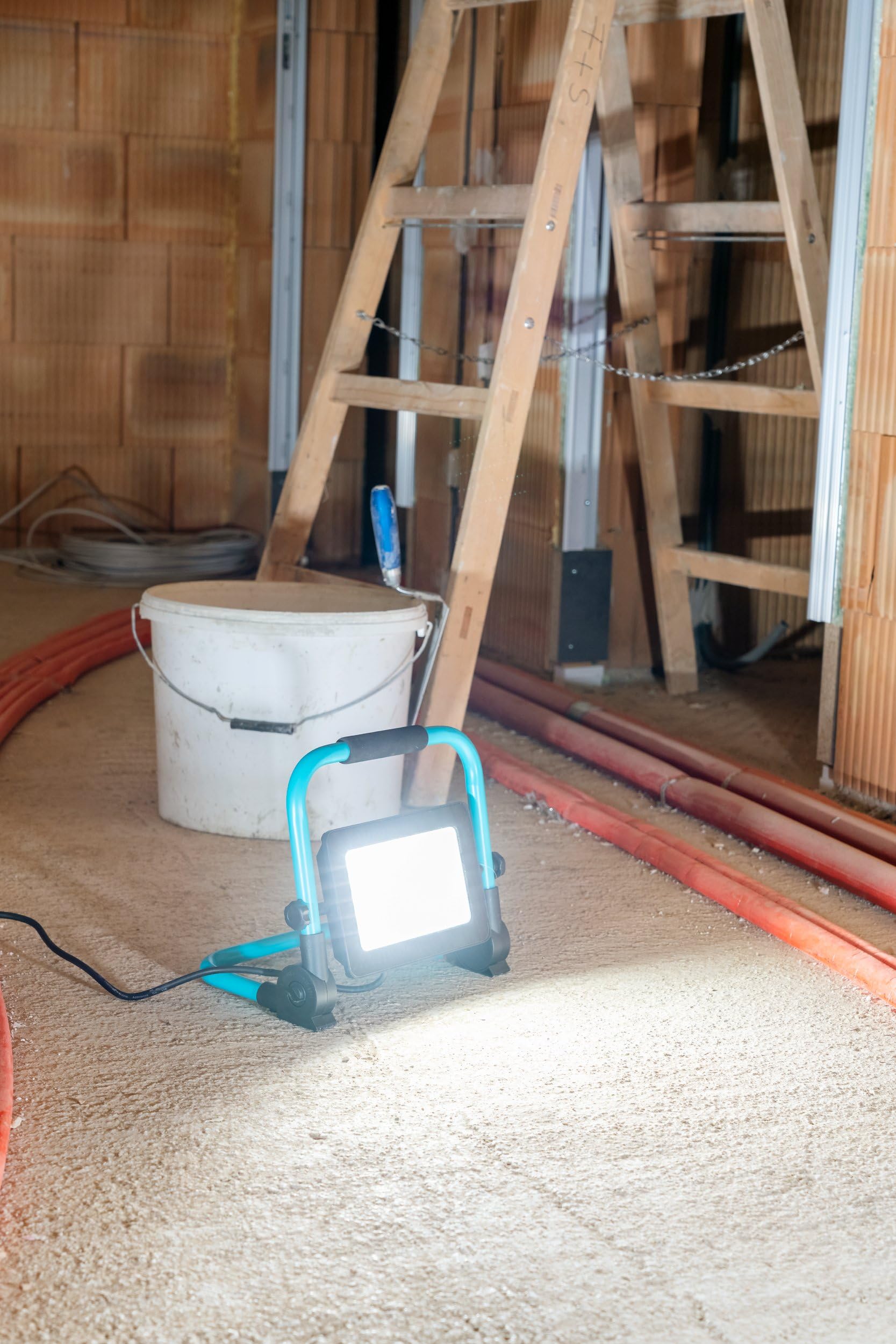EGLO LED Baustrahler, tragbare Arbeitsleuchte aus Aluminium und Kunststoff | Arbeitsscheinwerfer in türkis und schwarz, Werkstattlampe schwenkbar, IP65, neutralweiß, 4500lm