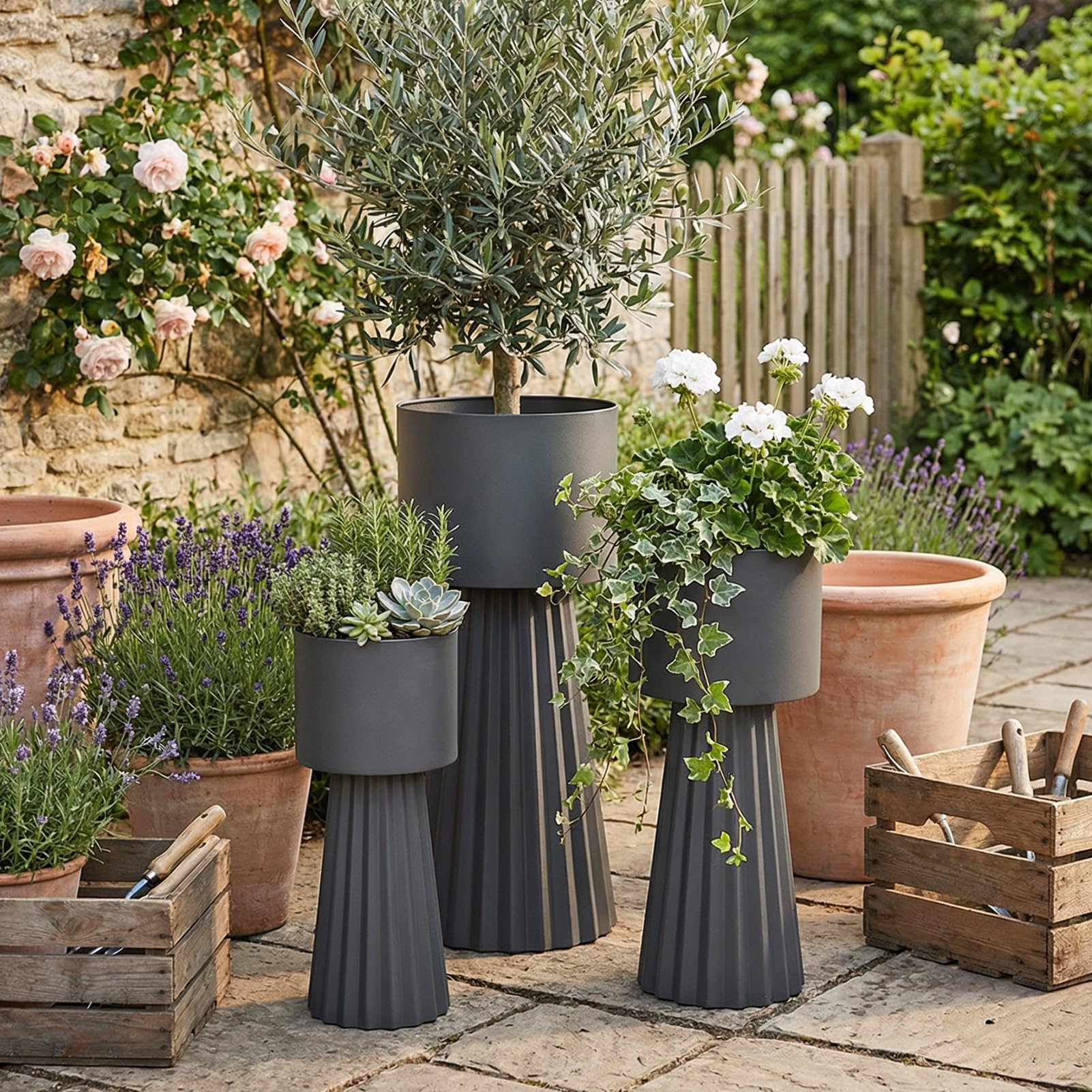 Pots de fleurs en fer pour patio et salon : trio décoratif gris moderne