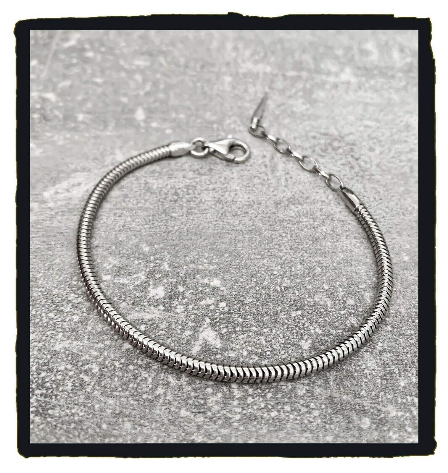 Bracciale con charm, in vetro di Murano e argento 925 rodiato