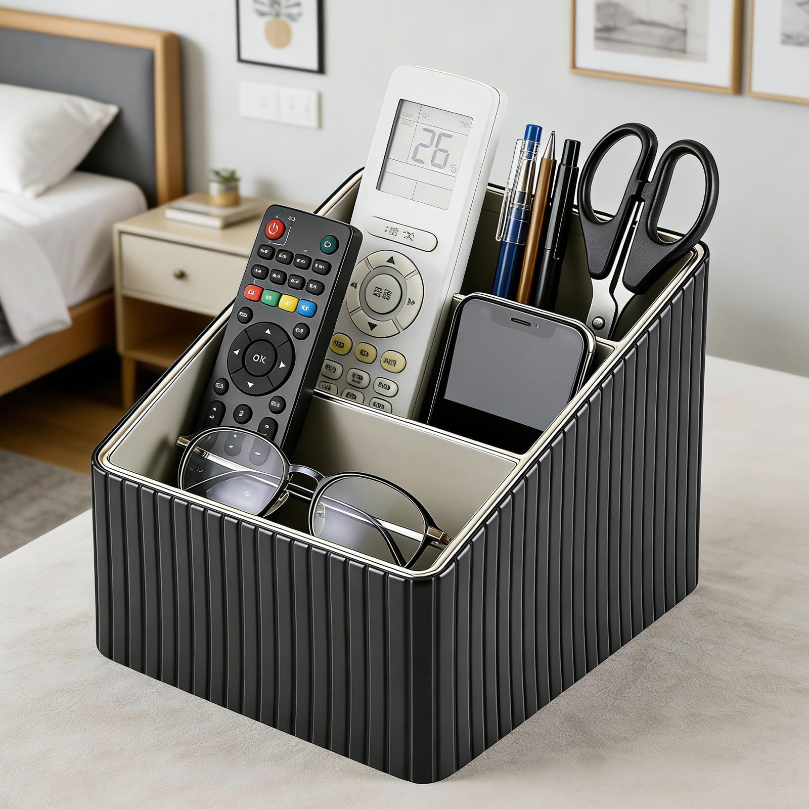 Fernbedienung Halterung mit 3 Taschen,PU Schreibtisch Organizer für Zuhause | Mehrere Fächer,Platzsparend,Schneller Zugriff,Fernbedienungshalter für Büro,Stifte Schreibtisch Aufbewahrung für TV 4K Stick