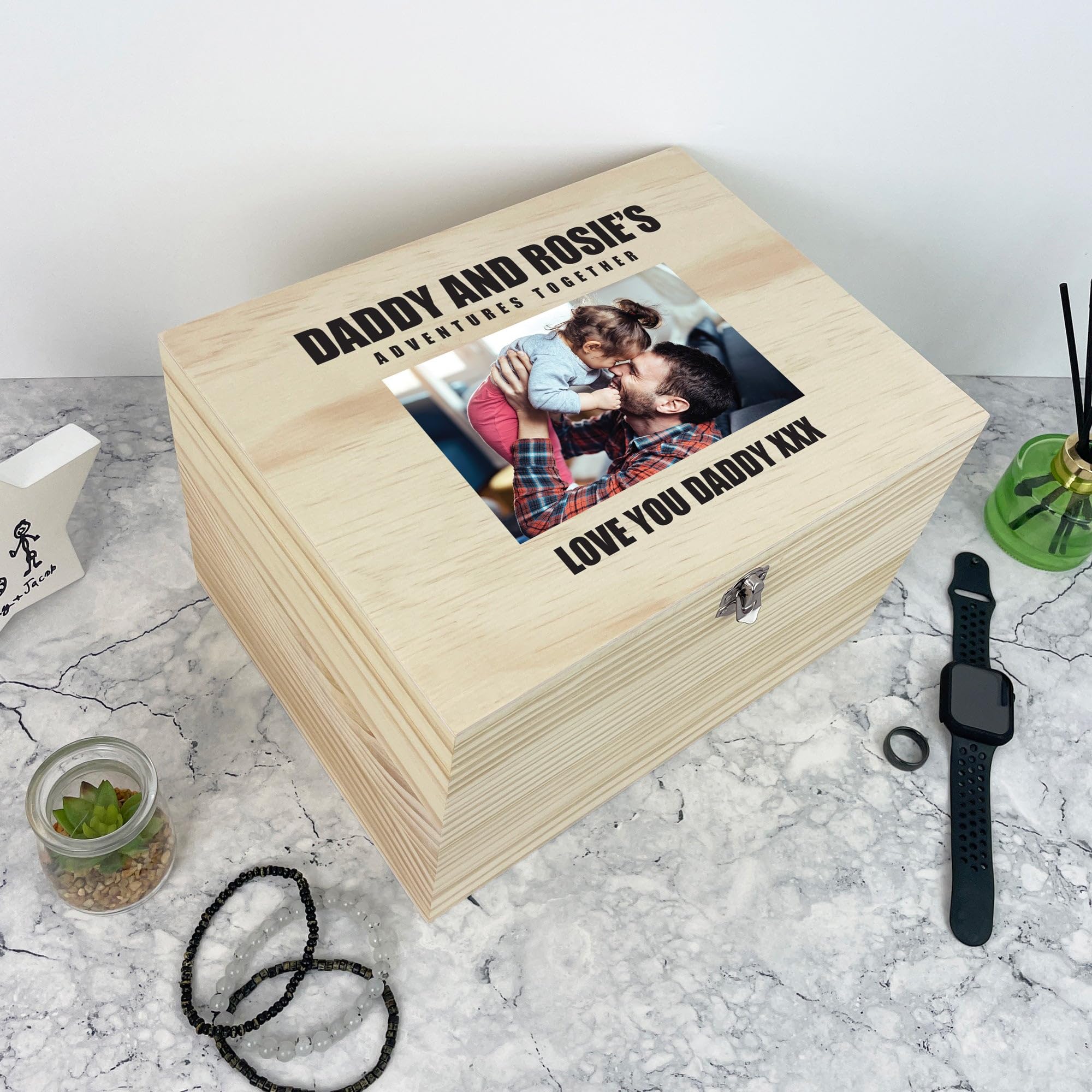 Caja de recuerdos personalizable con texto en inglés "Pino personalizable", regalo del día del padre, caja de recuerdos de madera personalizada, carga tu propia foto, bisagras y cierre de metal, 26 cm