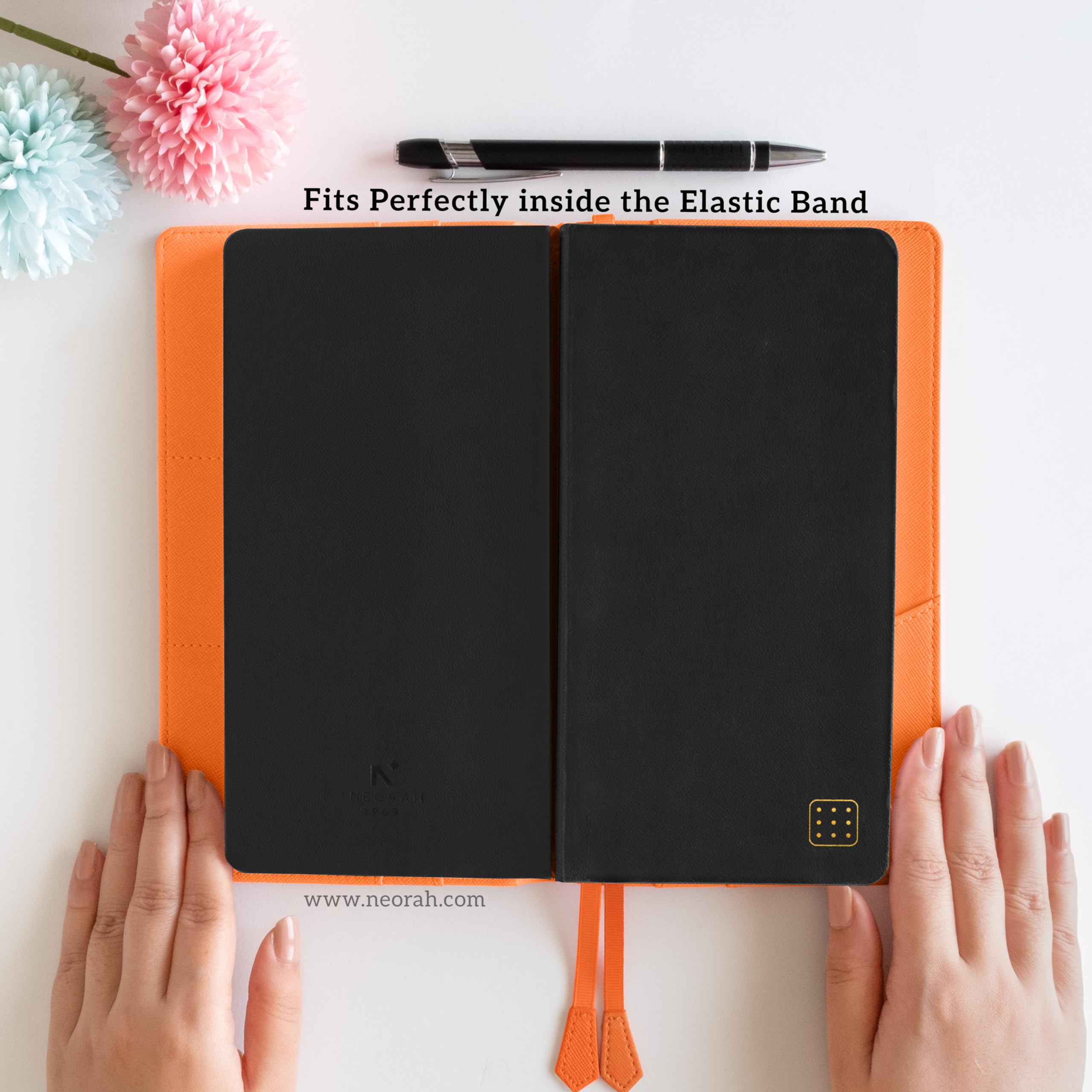 NEORAH — Funda para cuaderno de viajeros PETITE + diario de cuadrícula de puntos | Funda de piel sintética | Compartimento frontal y trasero | 3 ranuras para tarjetas | 2 marcadores | Caja de regalo -