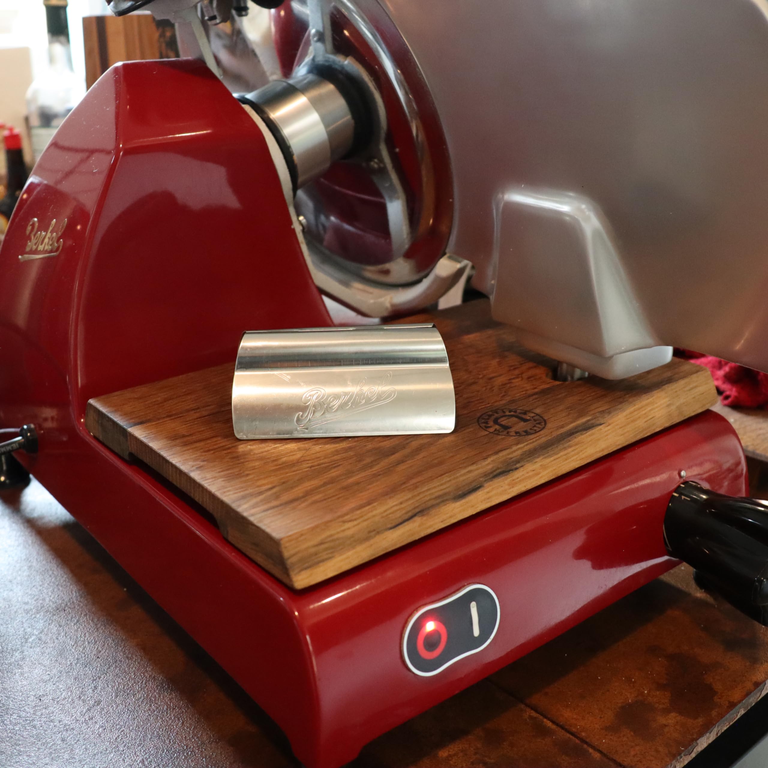 Berkel Affettatrice Home Line 250 in rosso – Affettatrice Premium con tagliere realizzato a mano in legno di barile + pinza da affettatura originale di Berkel – Offerta speciale