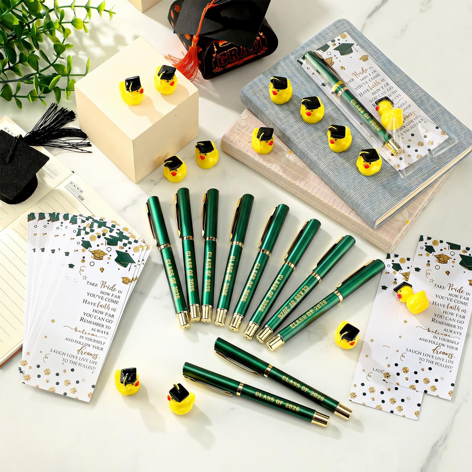 Sayglossy 30 juegos de regalos de graduación a granel clase de 2025 bolígrafos de tinta de gel, minicarjetas de resina amarilla, decoración de fiesta de graduación, recuerdos para estudiantes (verde)