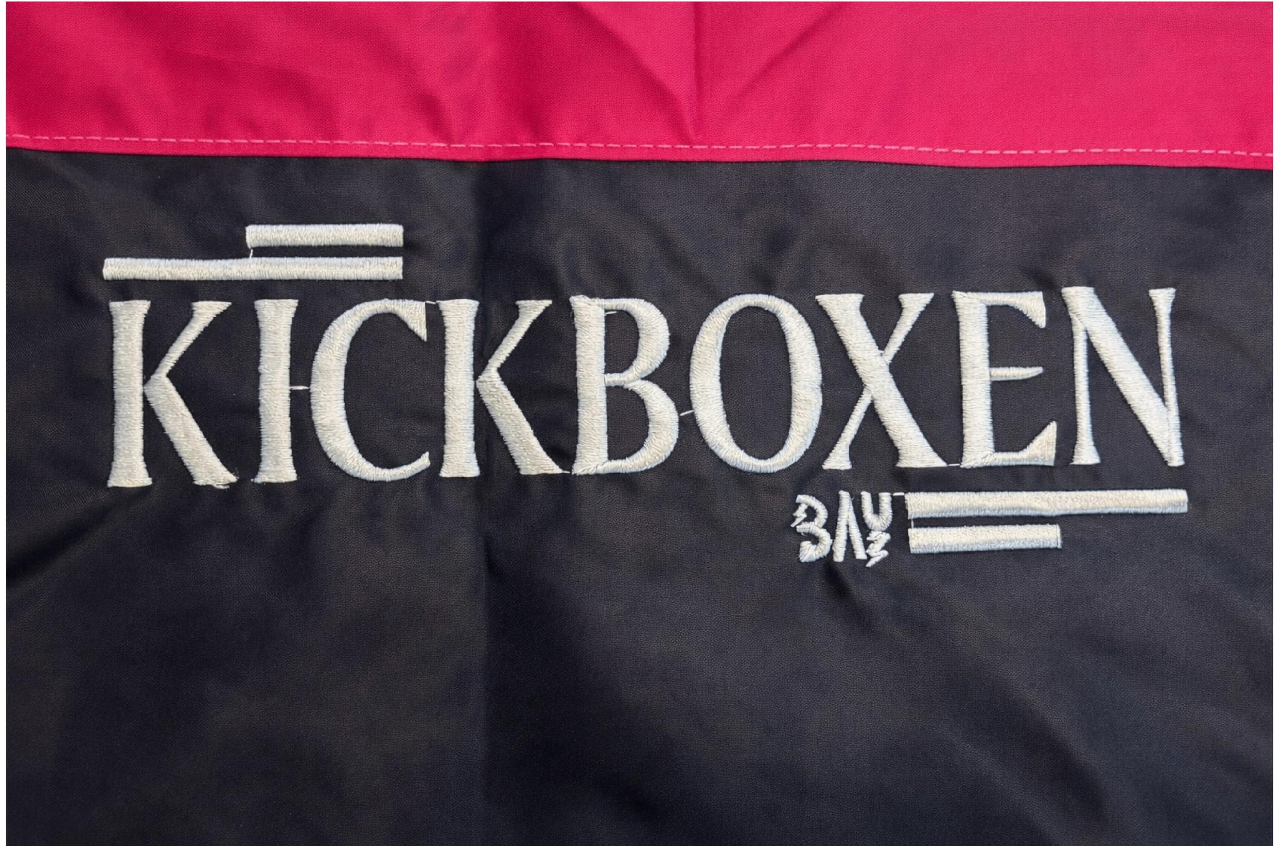 BAY Edel Stick Kickboxhose Kampfsporthose Schwarz lang Streifen in Pink seitlich Polyester gestickter Schriftzug Erwachsene Damen Herren Kinder Jungen Mädchen Größen 4XS - L