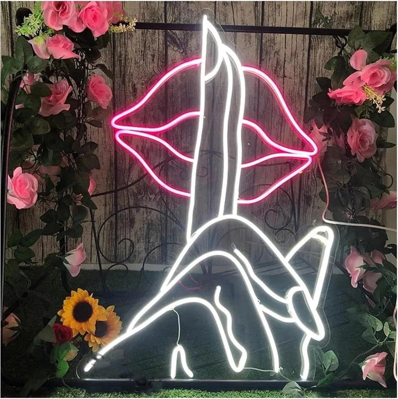 Lettere colorate, illuminazione interna, insegna luminosa al neon con scritta "Secret Lips Nail On Lips"
