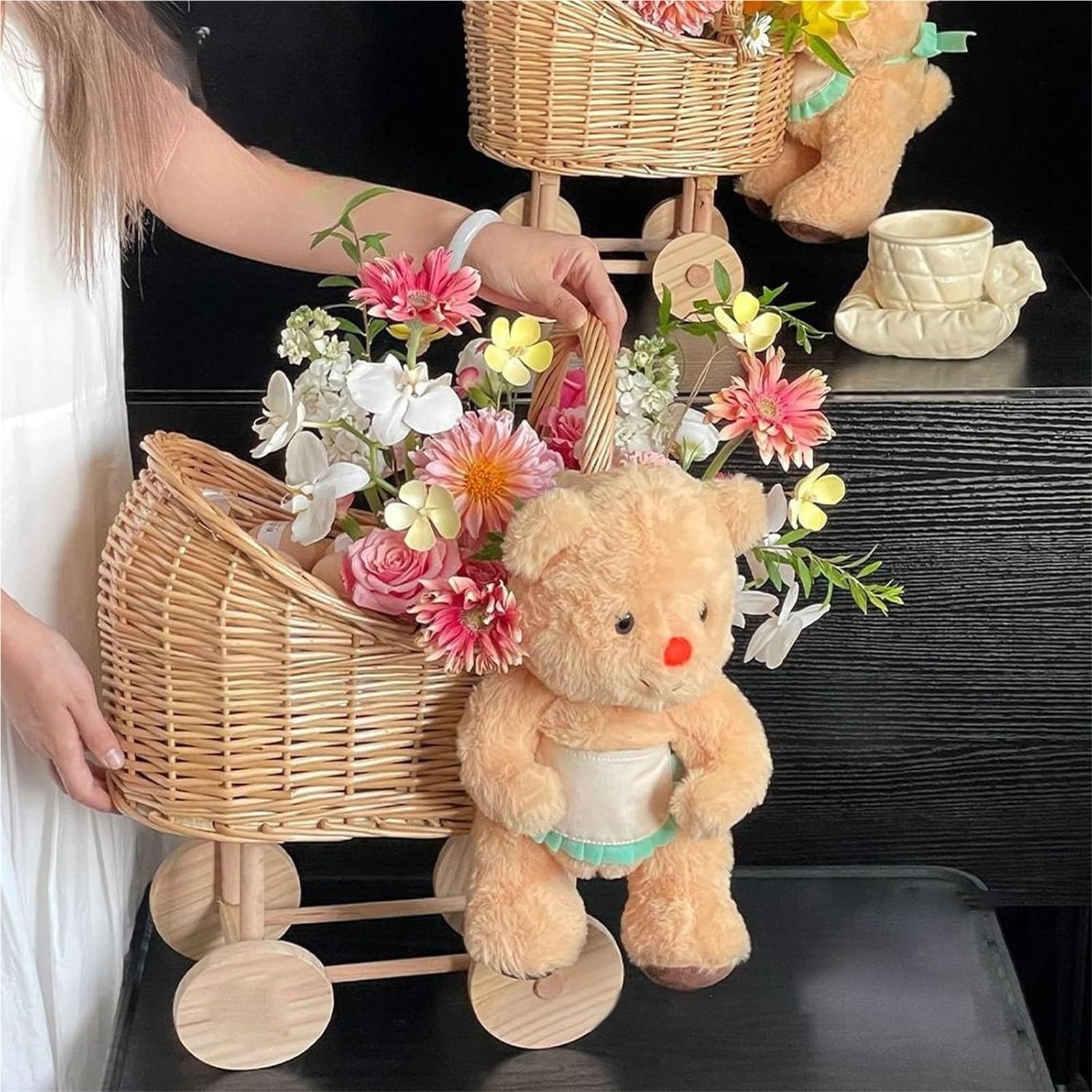 Blumenkorb in Kinderwagenform aus geflochtenem Rattan mit Griff, Blumenhalter for Picknicks, vielseitiger Trolley, dekorativer Süßigkeitenkorb for Hochzeiten, Partys und Blumenarrangements(Smaller)