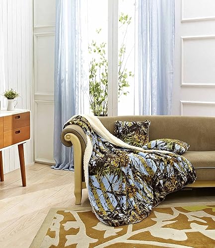 The Woods - Juego de 3 piezas de sherpa azul polvo de 50 x 70 pulgadas y mantas de felpa de 18 x 18 pulgadas de Regal Comfort Home Collection
