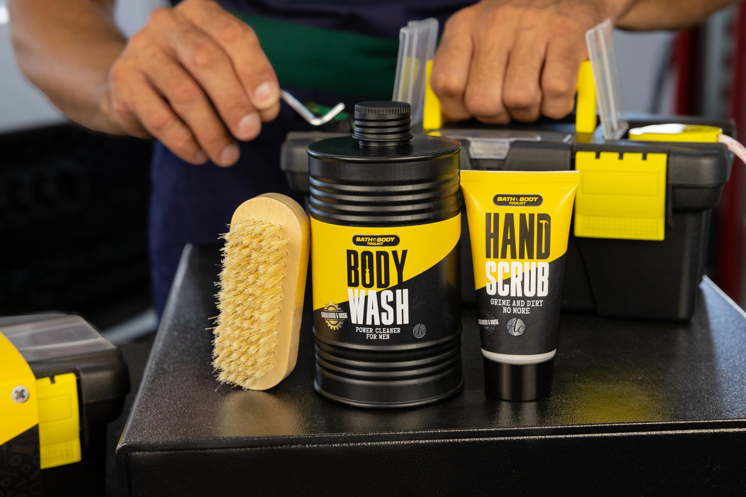 Accentra Coffret cadeau Bath + Body Toolkit pour homme, gel douche 400 ml, gommage pour les mains 50 ml et brosse à ongles en bois emballés dans une mallette à outils cool