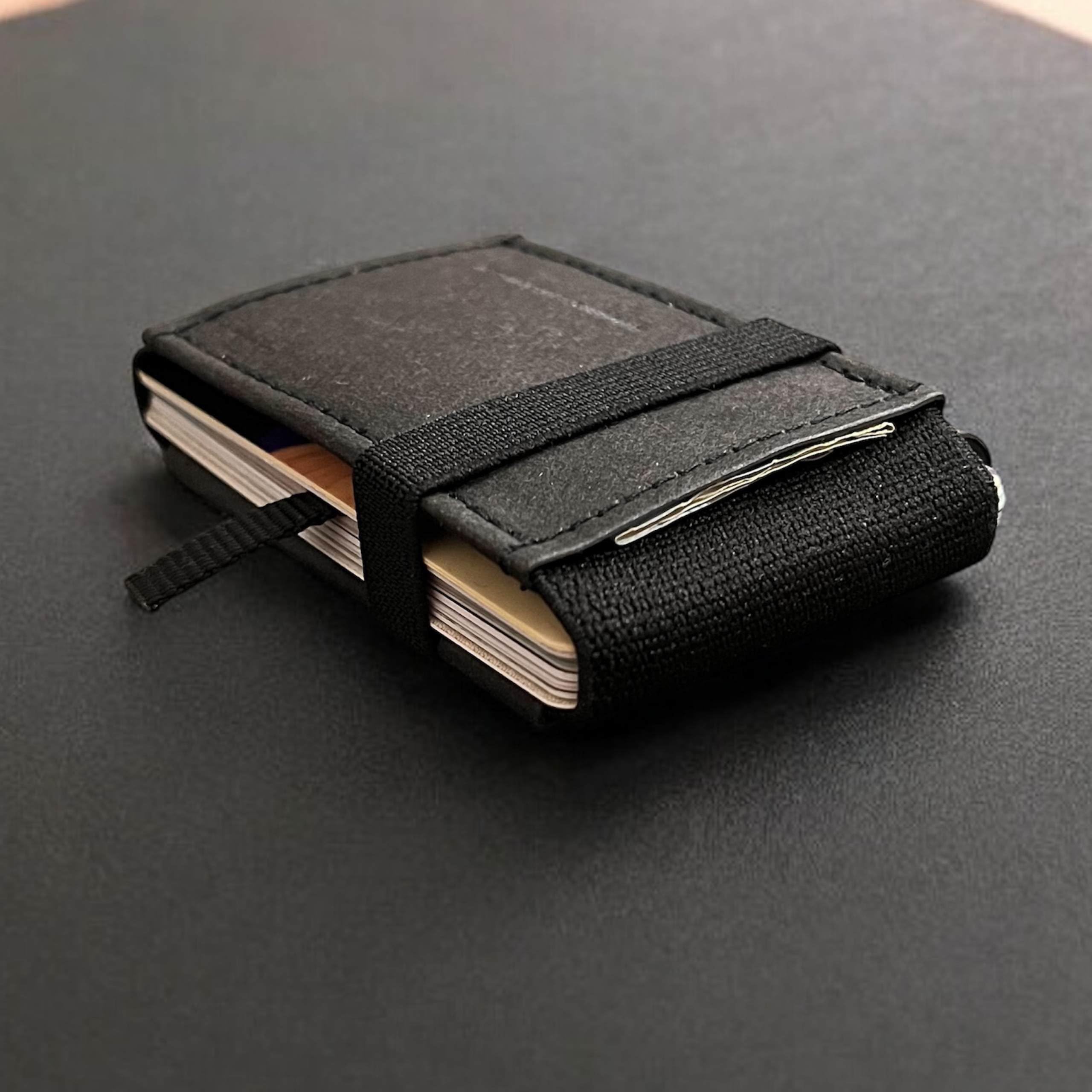 Anders & Komisch MINI PRO Karten Portemonnaie mit Münzfach Herren - Kleiner Geldbeutel Damen nachhaltig und clever - Minimal Wallet Handarbeit aus Deutschland (Schwarz) 9 x 5,5 cm