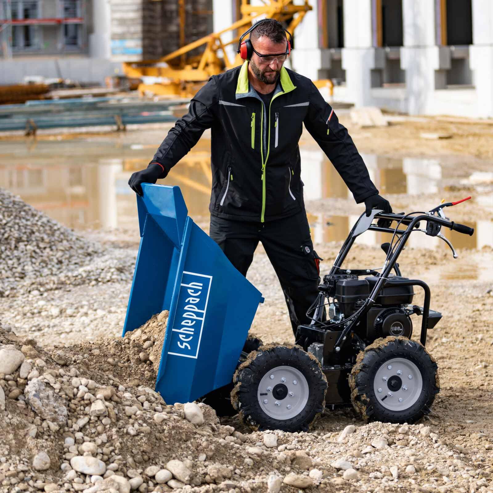 Scheppach Mini-Pelle EXC815 + Benne motorisée DP3000 - Moteur 4 Temps - Largeur du Godet 290 mm - portée 2330 mm - Volume de la Benne 125L - Charge Max 300 kg