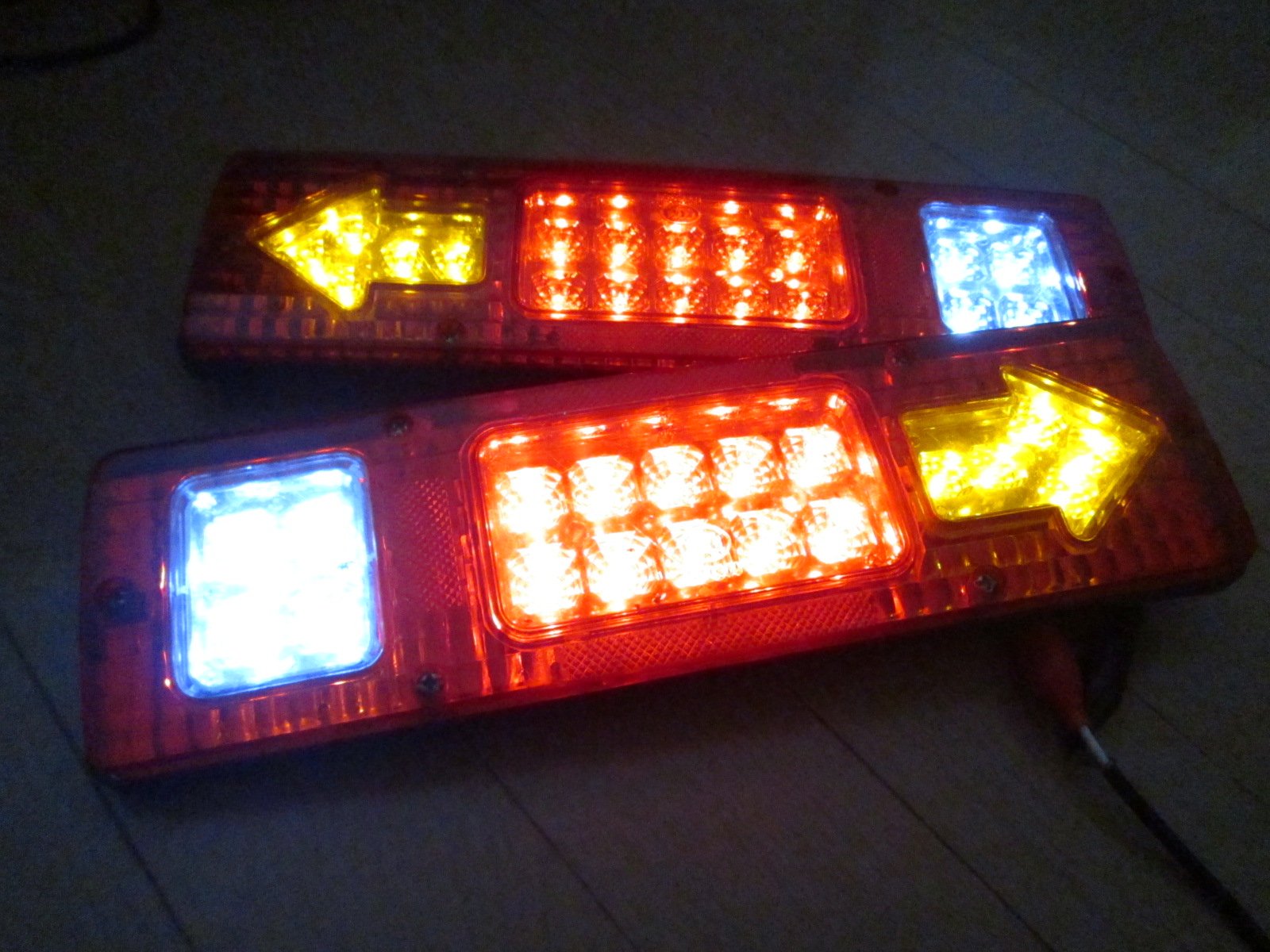 Amazon | トラック トレーラー テールランプ ライト 矢印ウインカー