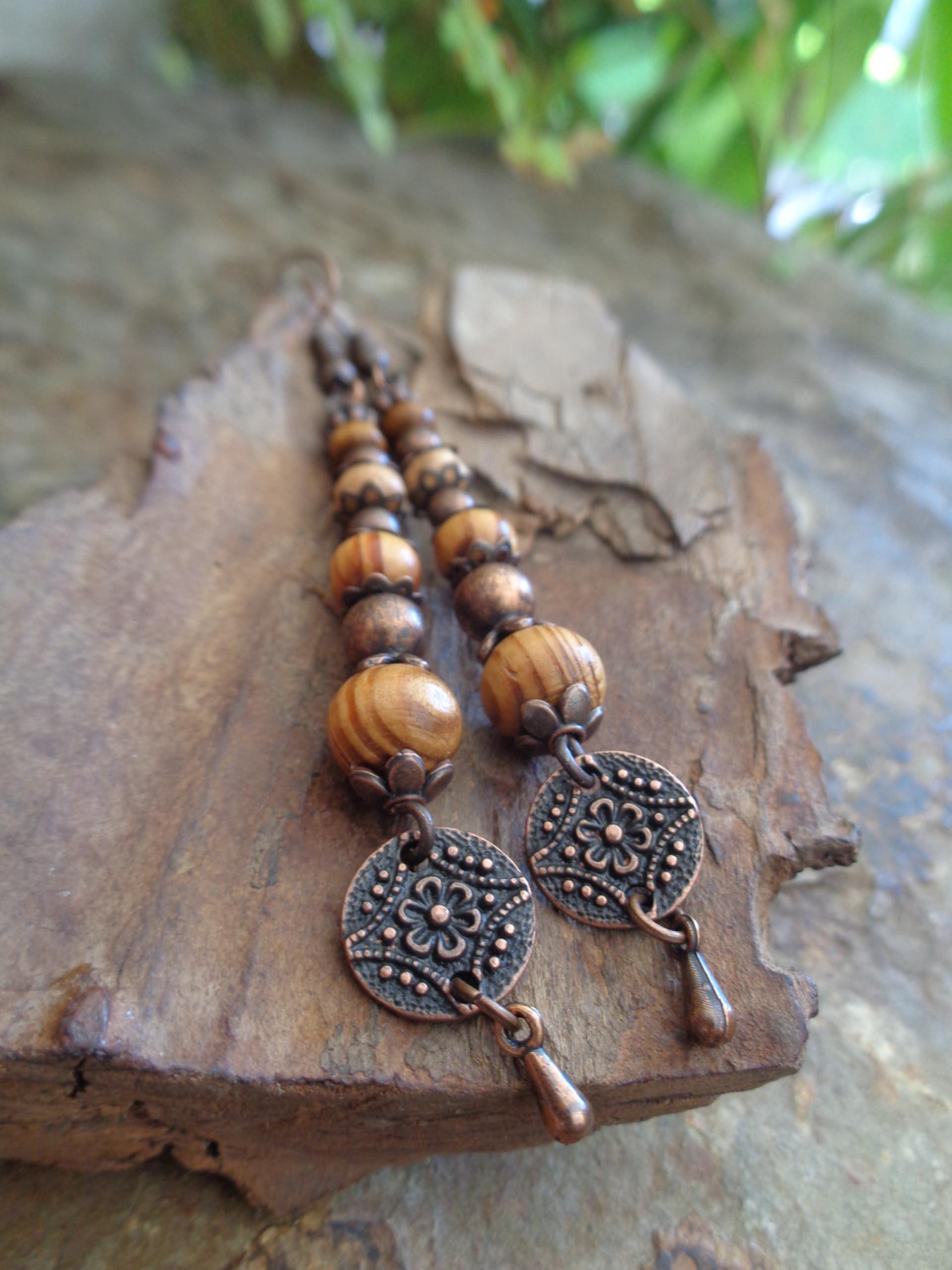 ⊹⊱✿❃ ORECCHINI LUNGHI CON DISCO FLOREALE E RADICE DI RAME E PENDENTI ❃ ✿⊰⊹ orecchini lunghi con perline di legno e pendenti nei colori del rame