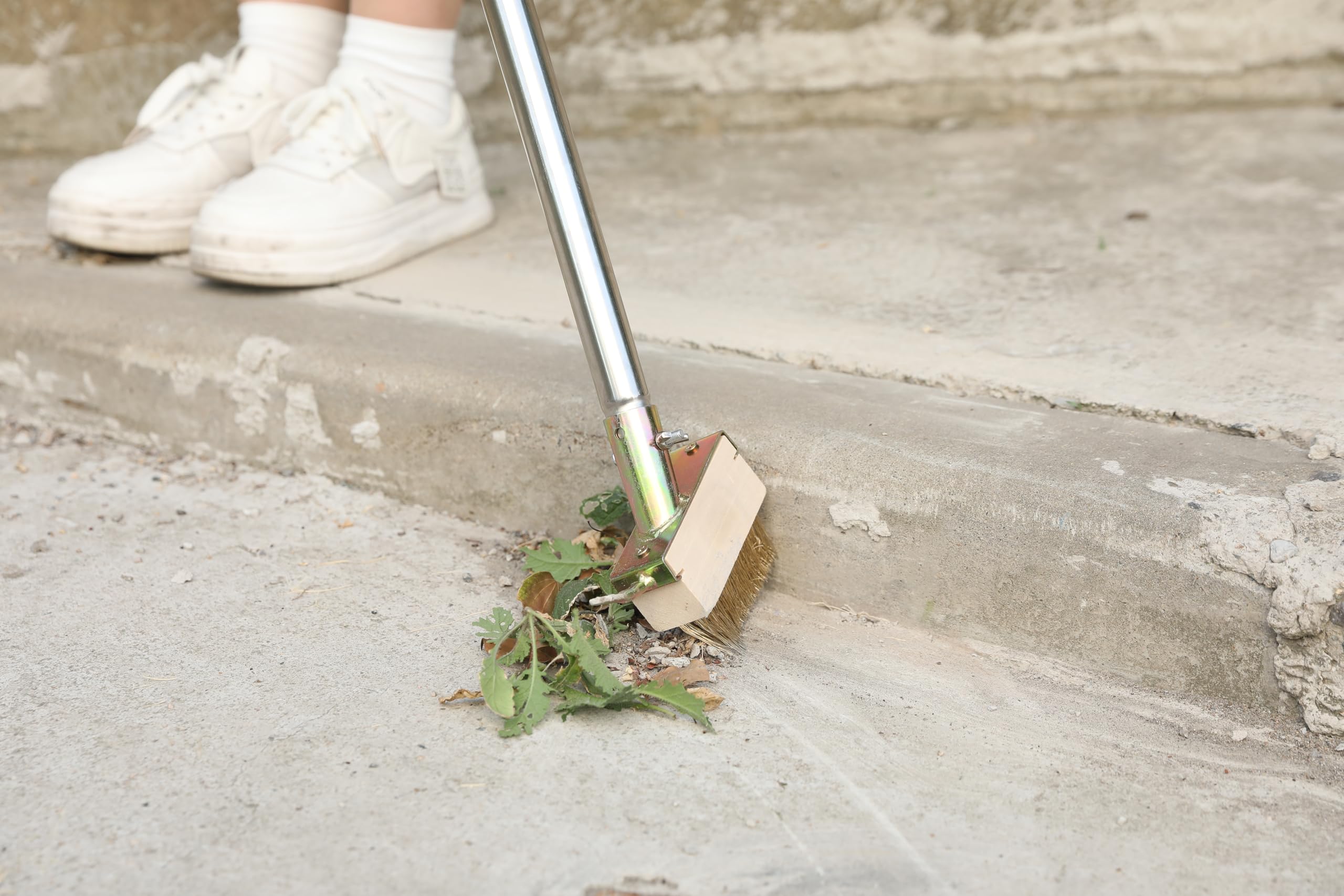 Brosse à mauvaises herbes à long manche pour nettoyer les terrasses, pavés et allées de terrasse avec poils métalliques coudés, grattoir à lame de 152,4 cm pour enlever l'accumulation de mousse (bleu)