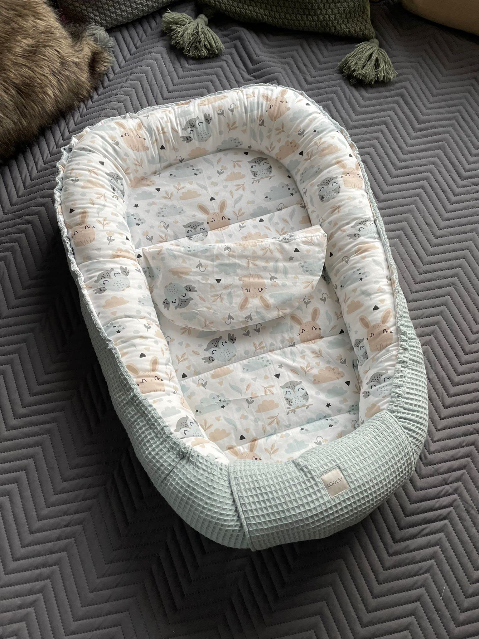 LOOLAY Minze WAFFELPIQUE/HASE Beige-Weiß Babynest Babyaustattung Neugeborene Baby Unterlage Reisebett Nestchen Solo/o. in Premium Geschenk Sets (Nestchen + MATRATZE (Ersatzboden) + Bärchen)