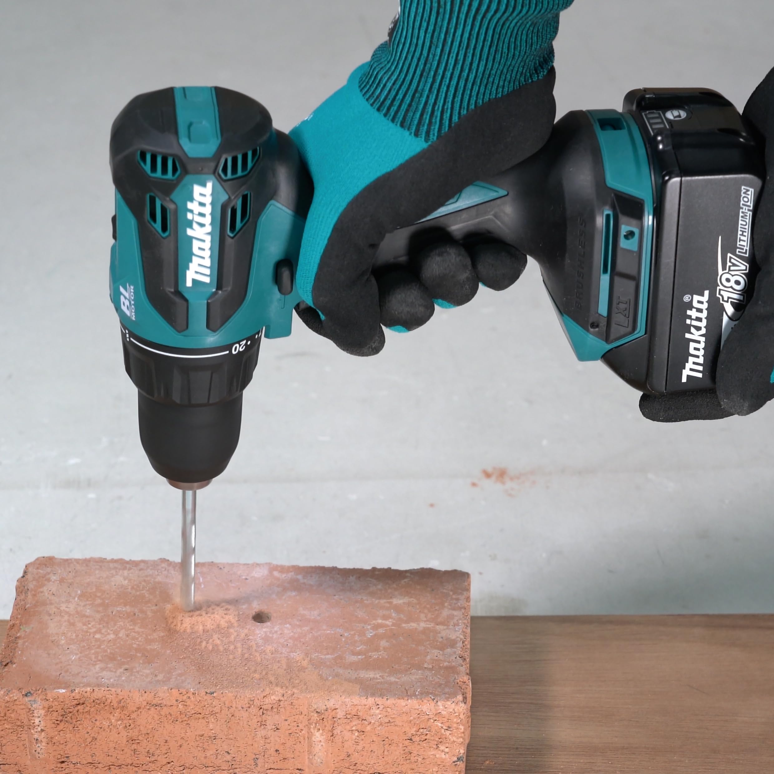 Makita DHP490RFX3 - Trapano avvitatore a percussione a batteria, 18 V/3,0 Ah, 2 batterie + caricatore in valigetta + set di accessori da 74 pezzi