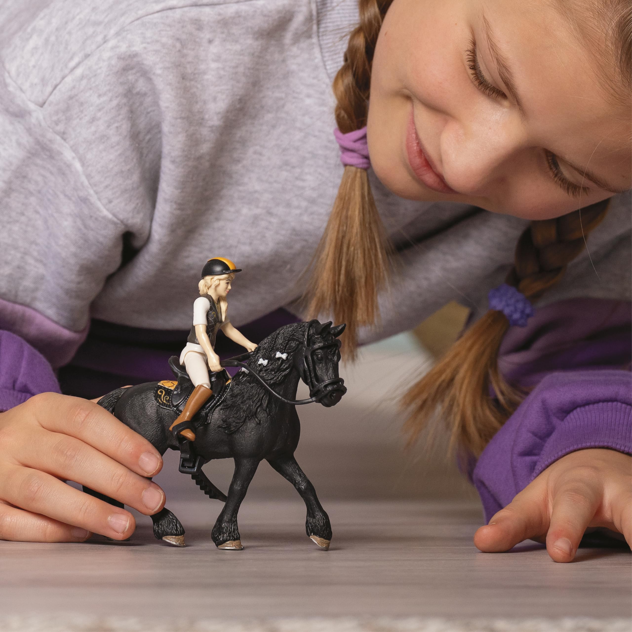 schleich HORSE CLUB | Tori & Princess 42640 | Ruchoma figurka dziewczynki z koniem, siodłem, uzdą & czaprakiem | Realistyczny zestaw jeździecki | Prezent dla dzieci | Zabawka od 5 lat | 11 elementów