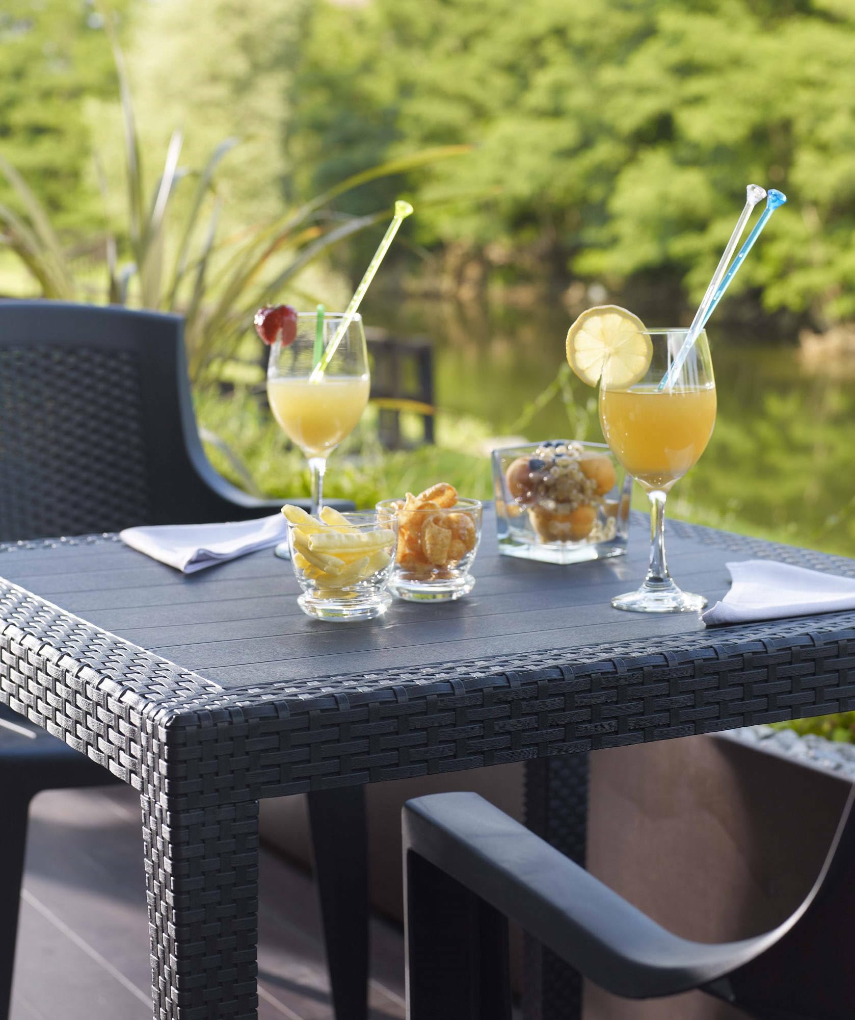 Dmora - Table d'extérieur Agrigento, Table de jardin carrée, Table basse fixe effet rotin, 100% Made in Italy, Cm 80x80h72, Anthracite