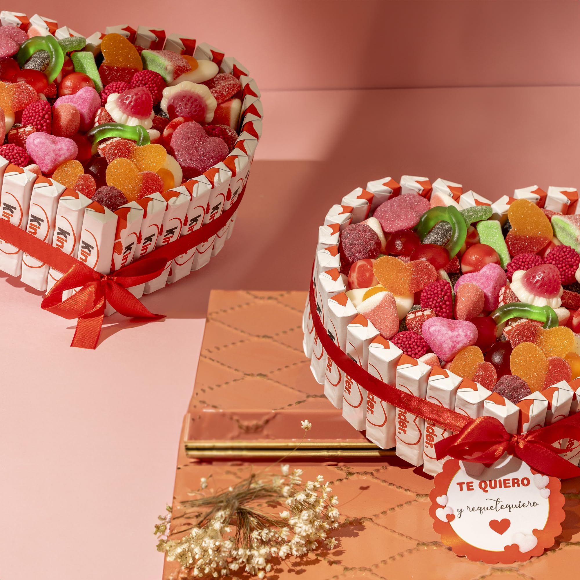 Onza Regalo dia de la madre original - Cesta de Chocolates Kinder y Chucherías para Regalar - Corazón Chocolatinas Kinder - Gran Surtido Chuches y Gominolas