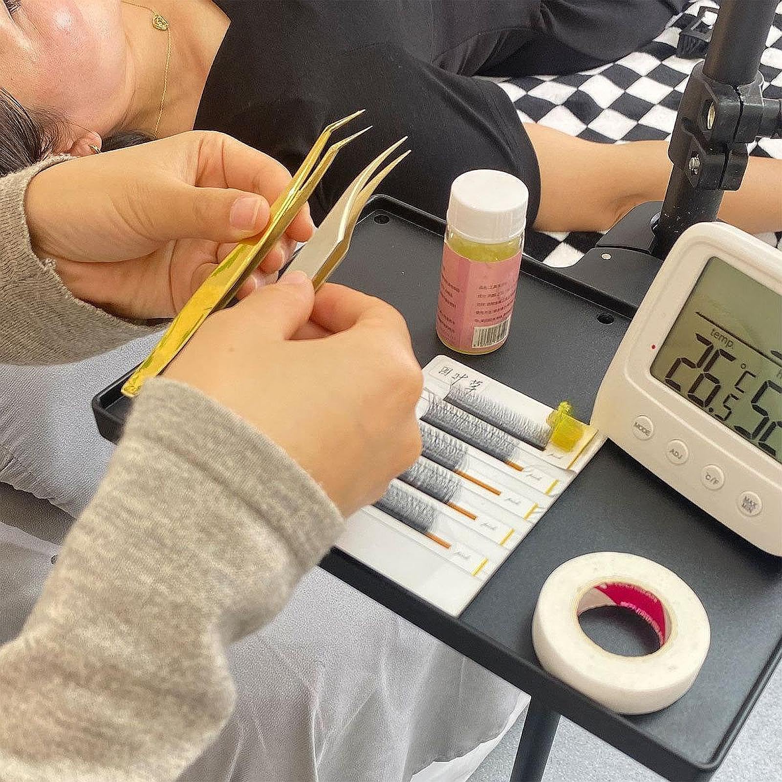 predolo Support de Rangement pour Extensions de Cils, Organisateur de Cil Organisateur de La Lampe à Cilhols de Bac à Cils Stable de Greffe de Salon pour L'enseignement à Domicile, noir