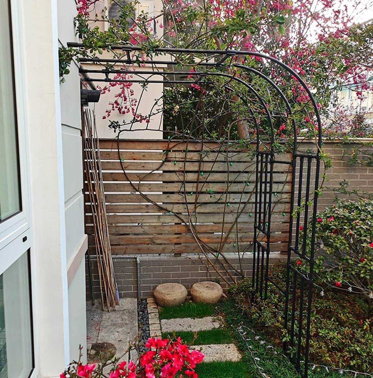 Metalowy półłukowy łuk ogrodowy do montażu na ścianie, łuk różany, łuk półboczny ścienny, pergola do bram zewnętrznych, wejść i ścieżek, łatwy montaż (kolor: czarny, rozmiar: szer. 120 x wys. 240 cm