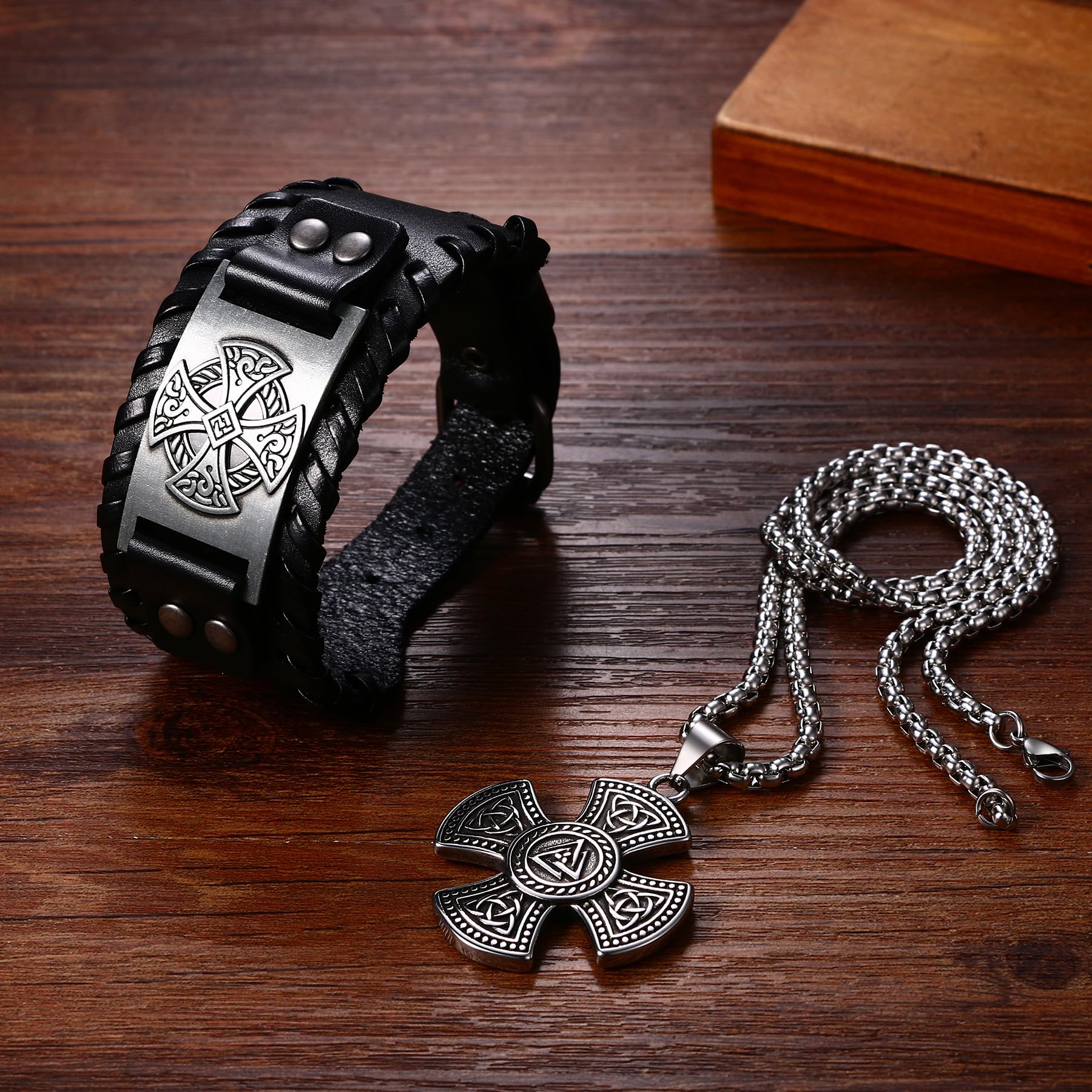 OIDEA Herren Halskette Armband Set, Kette aus Edelstahl mit Keltischer Knoten Kreuz Spielkarte Anhänger & Breit Armband aus Echtleder, Gold Silber
