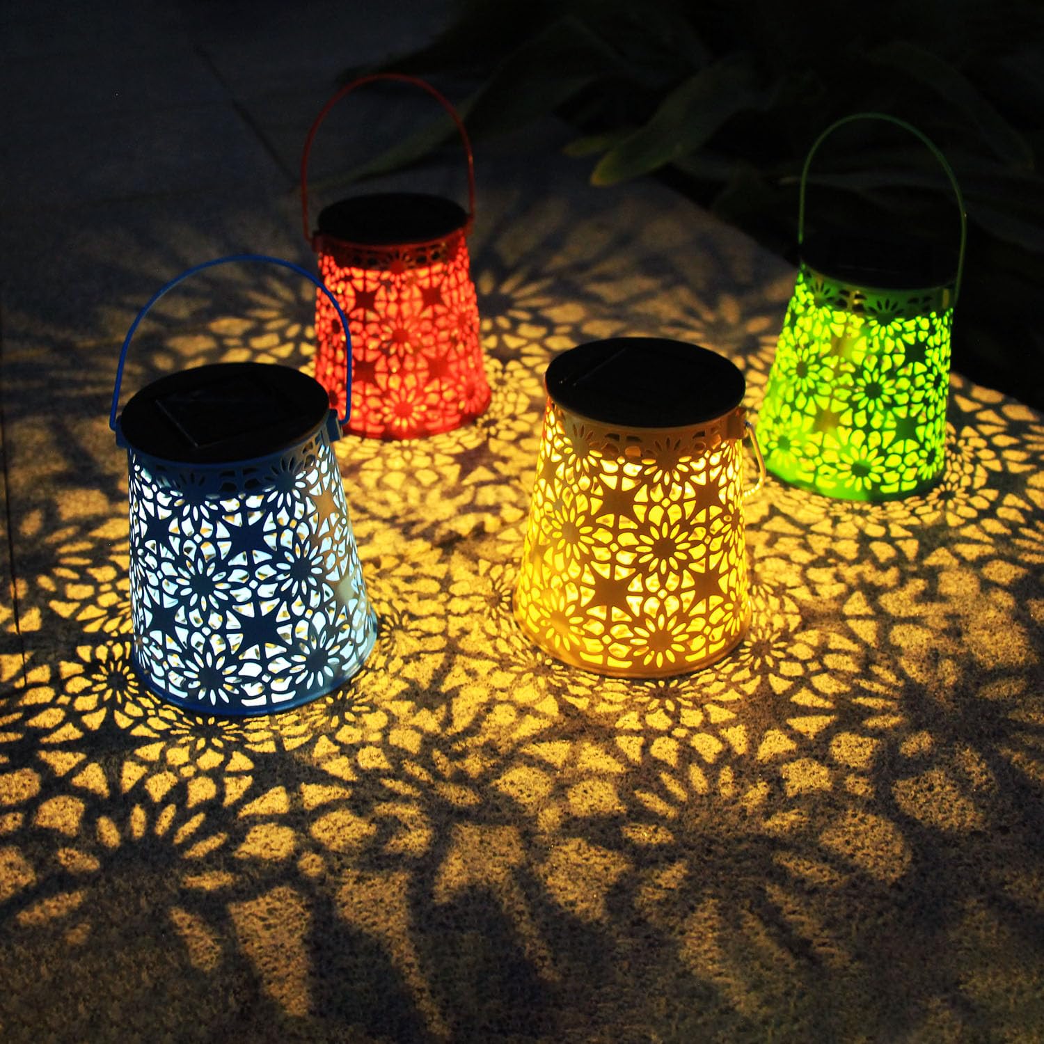 Lot de 4 lanternes solaires d'extérieur étanches à suspendre - Cadeau pour femme - Petites lanternes LED décoratives en métal pour cour, terrasse, pelouse, table, allée, paysage, décoration de jardin
