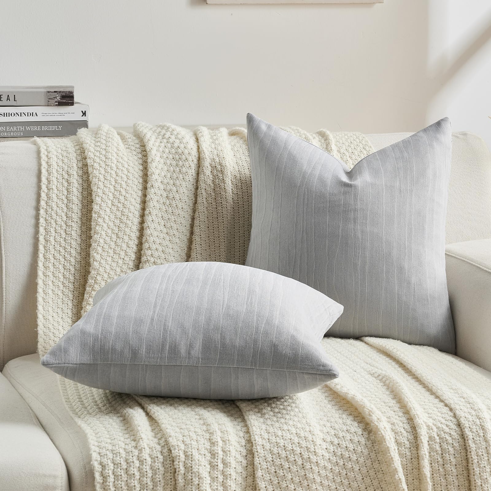 Ystyle 2 Pezzi Federe Cuscini Divano 45x45cm in Morbida Chenille, Copricuscini Decorativi con Texture Lineare Moderna per Soggiorno e Letto, Lavabili e Pet-Friendly, Grigio Elegante