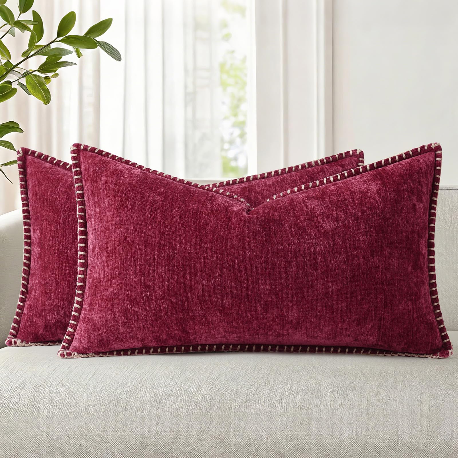 Housses de coussin velours bordeaux pour rénover un canapé fatigué sans tout changer