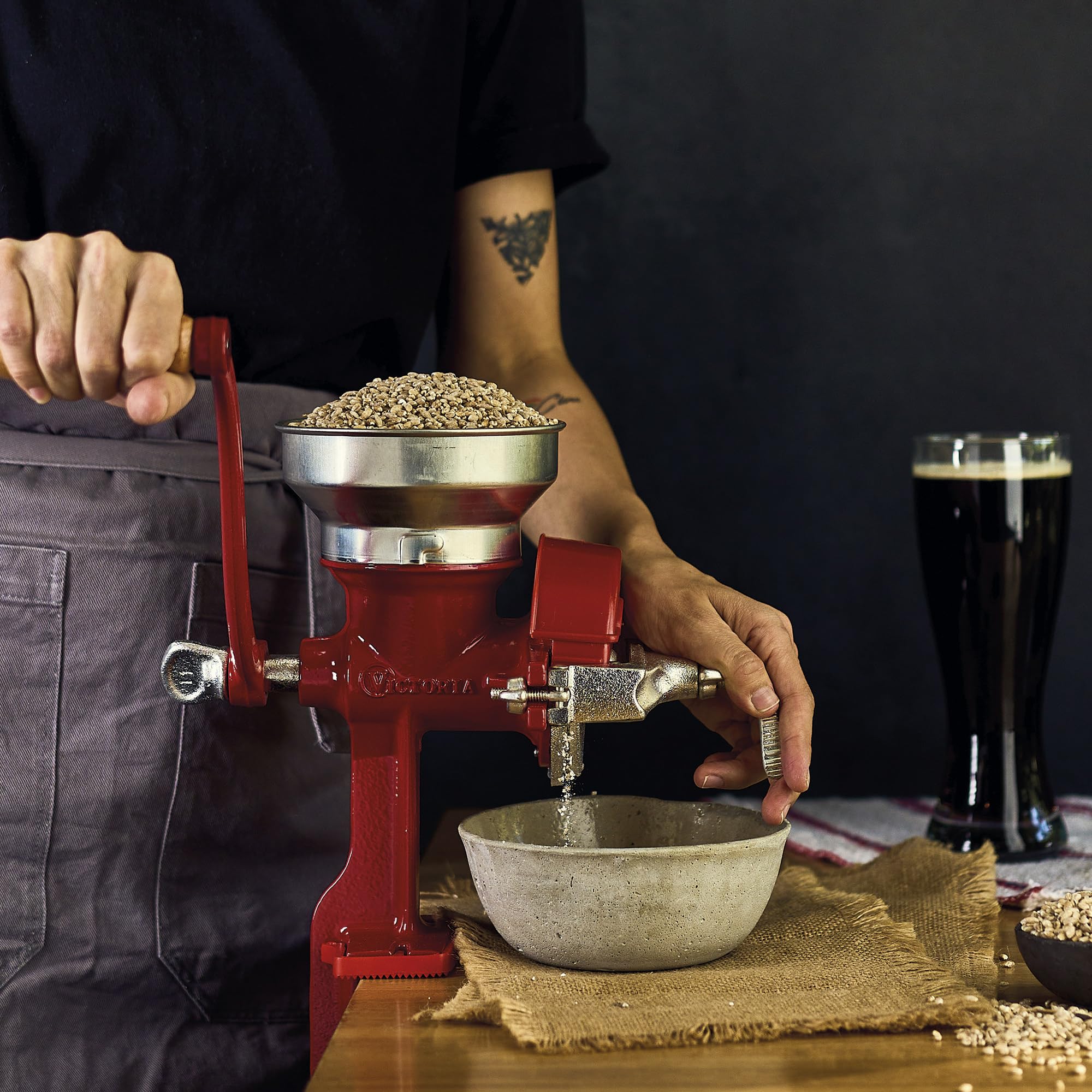 Victoria Moulin à Grains Manuel, Moulin à Main en Fonte pour Moudre le Café, le Maïs, l'Avoine, les Graines, Broyage Réglable, Trémie Basse, Grain Grinder avec Pince de Table, Rouge