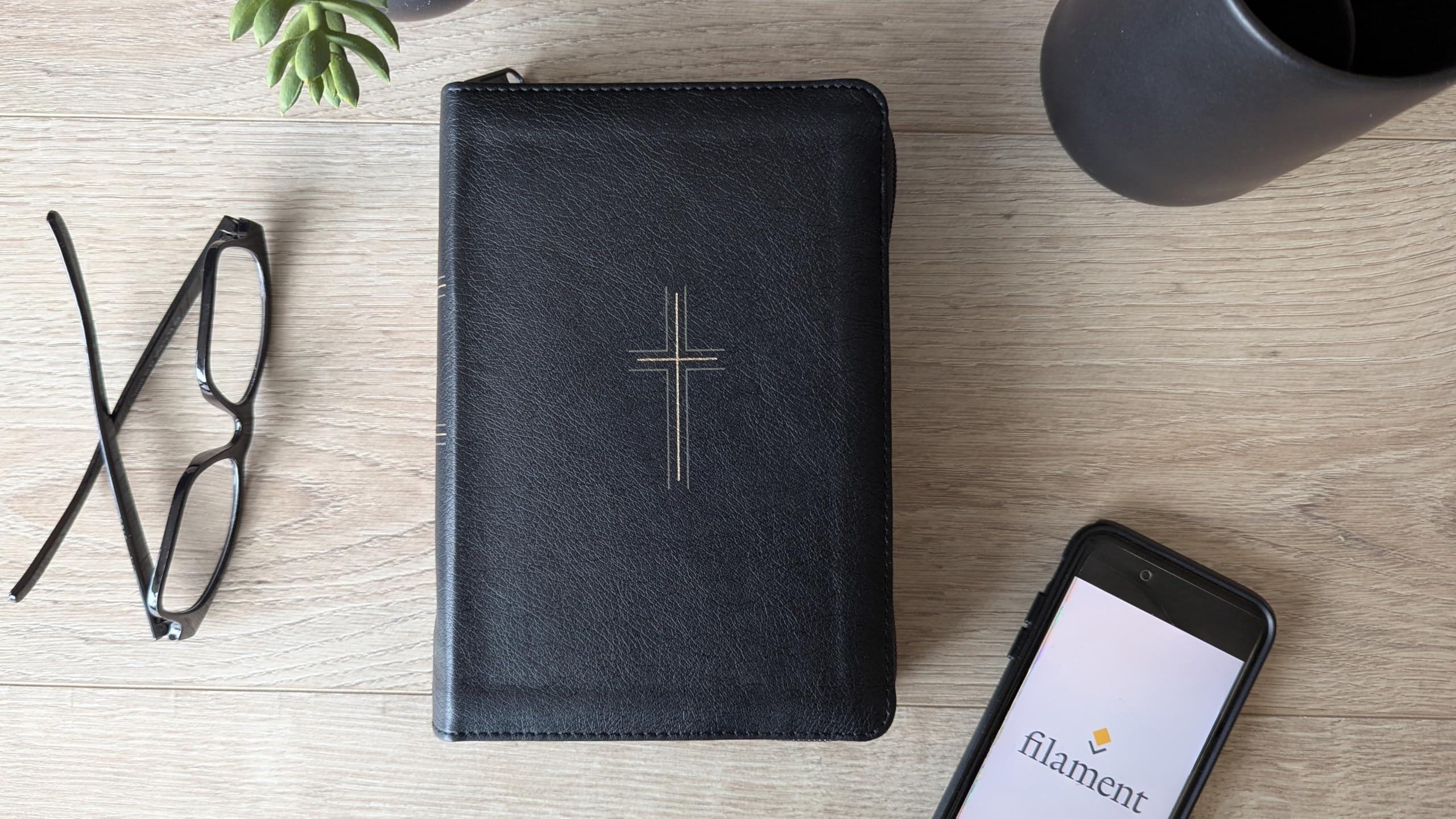NLT Compact Giant Print Zipper Bible, Filament Enabled (Leatherlike, Black Cross, Red Letter): New Living Translation, Black Cross, Leatherlike, ... Letter, With Ribbon Marker and Zip Fastener