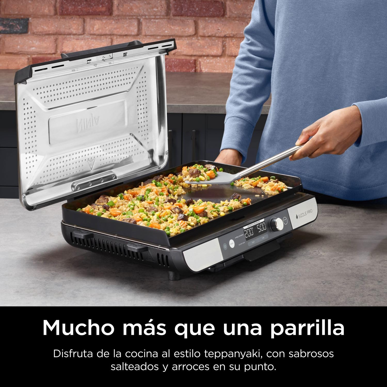 Ninja Sizzle Pro XL, Parrilla y Plancha para Interior, GX101EU | Con Placa de Parrilla y Plancha Cerámicas Antiadherentes, Tapa Desmontable, Recogegrasas y Guía de Recetas, Plateado/negro