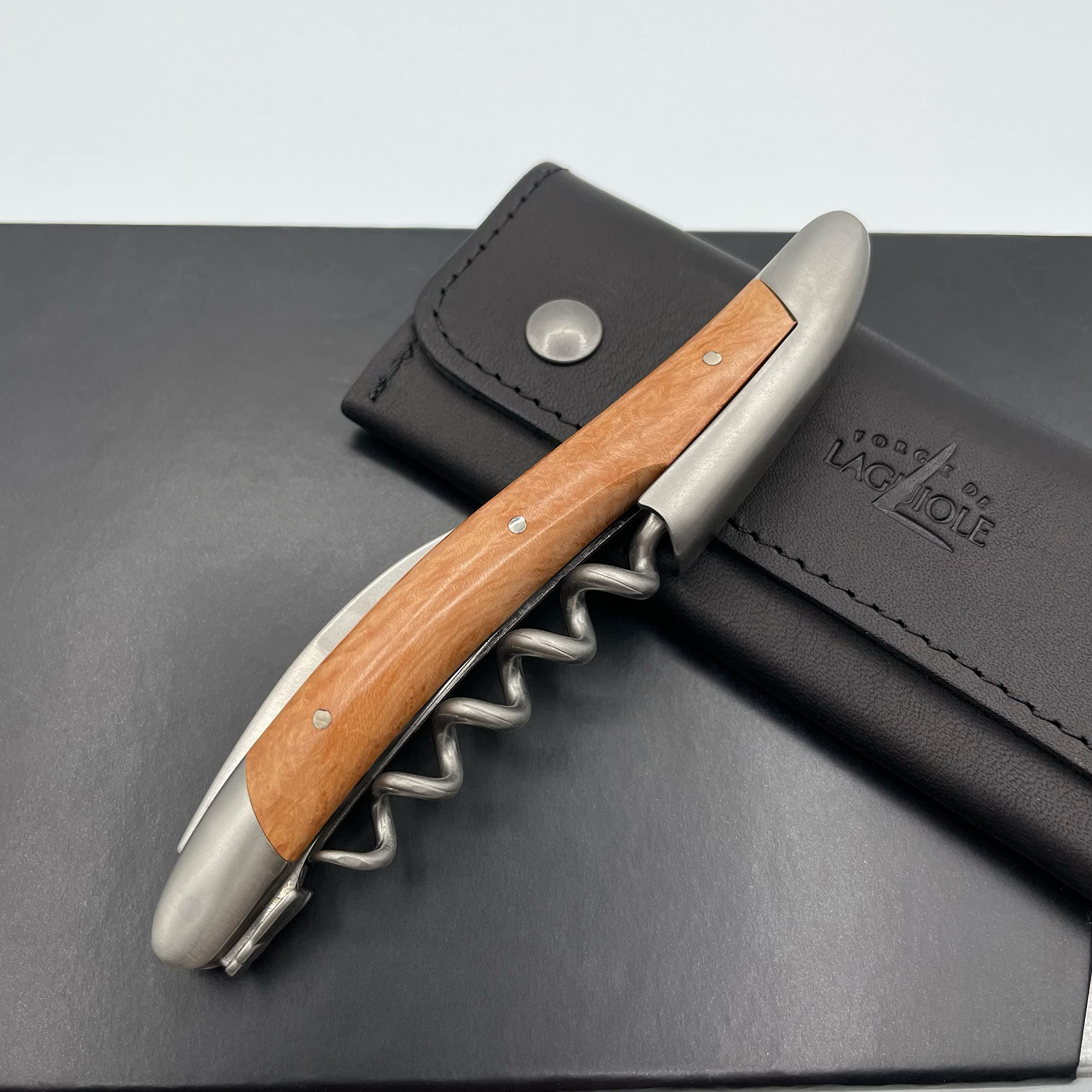 Forge de Laguiole Sommelier Bruyere Inox Satiniert, handgefertiges Kellnermesser weiches Lederetui + Poliertuch