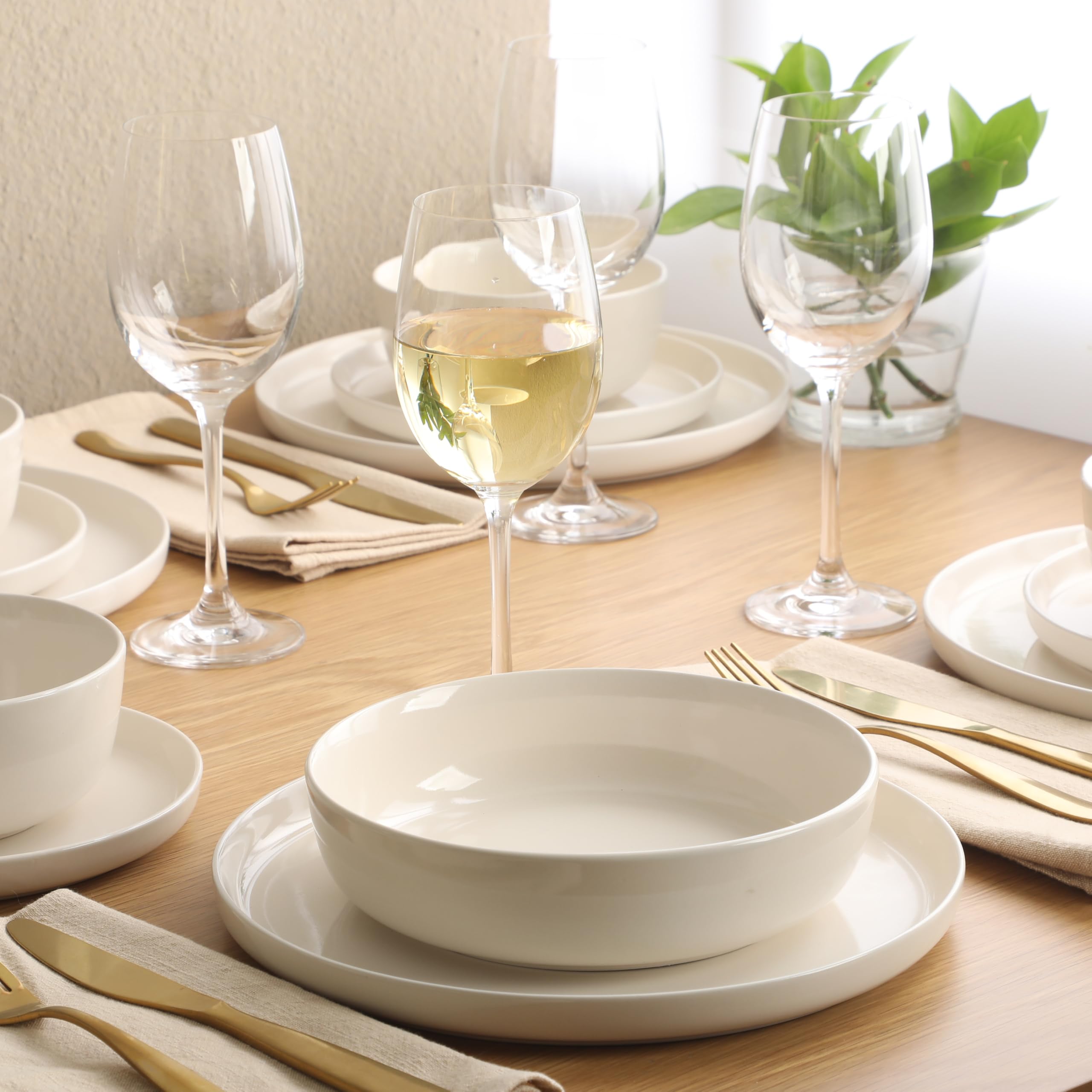 Gibson Home Serenity 16-teiliges modernes Porzellan-Geschirr-Set für 4 Personen, Leinen-weiße Teller und Schüsseln, Speiseteller, Salatteller, Nudelschalen, Müslischalen