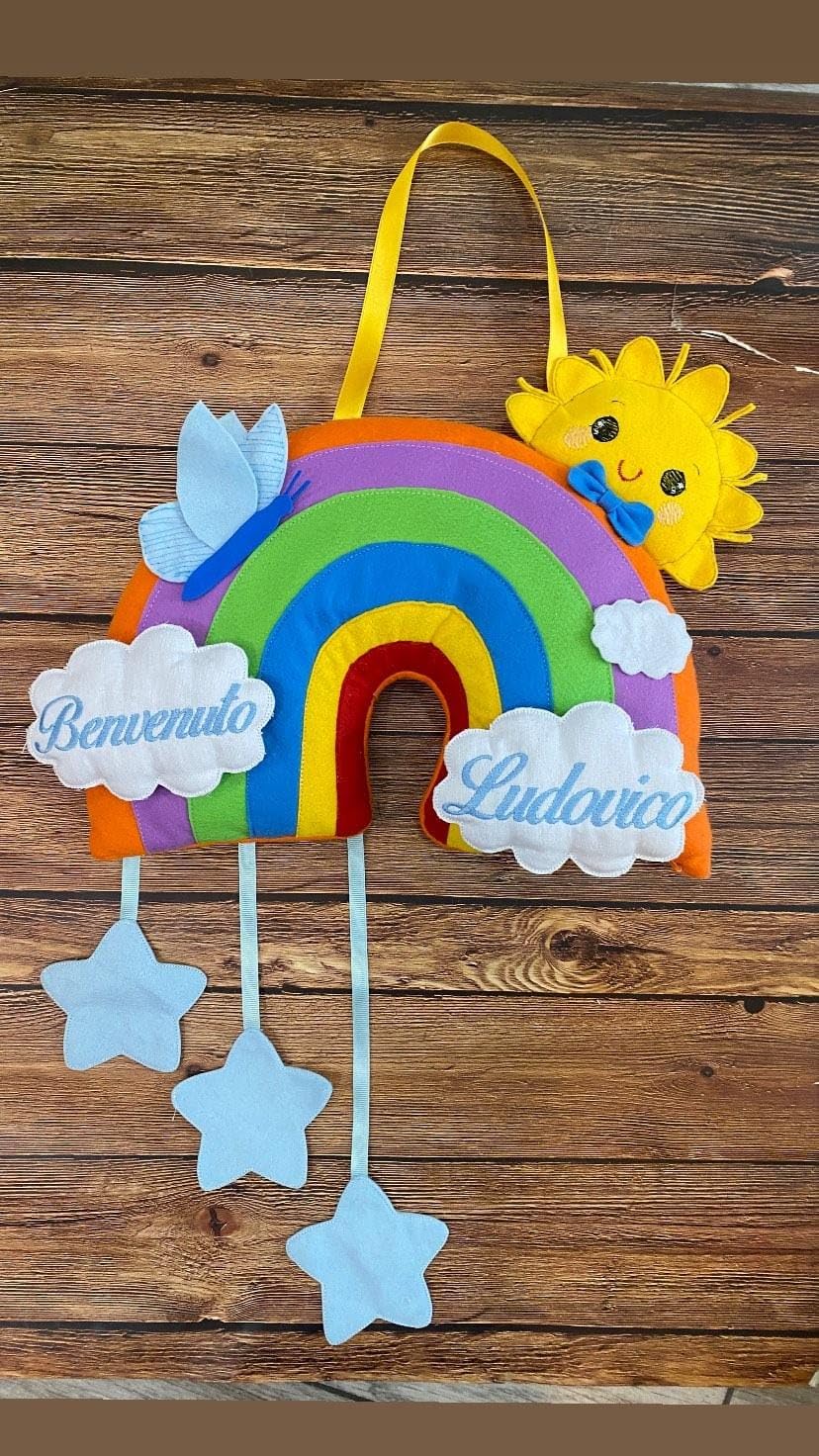 Fiocco Nascita Arcobaleno Nuvola e Sole - Coccarda Nascita - Nome Personalizzato - dettagli azzurri o rosa - Bimba - Bimbo - Alto circa 45cm x 40 cm - Handmade - Made in Italy - Pri Frog