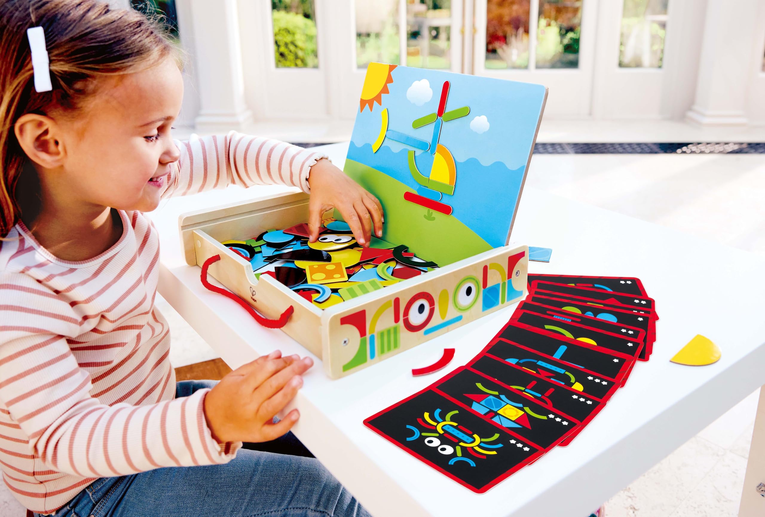 Hape Magnetische Kunstbox – Beidseitige Magnettafel mit Formen und Zubehör, tragbares Kreativ- und Motorikspielzeug, pädagogisches Bastel- und Motorikspielzeug, für Kinder ab 3 Jahren