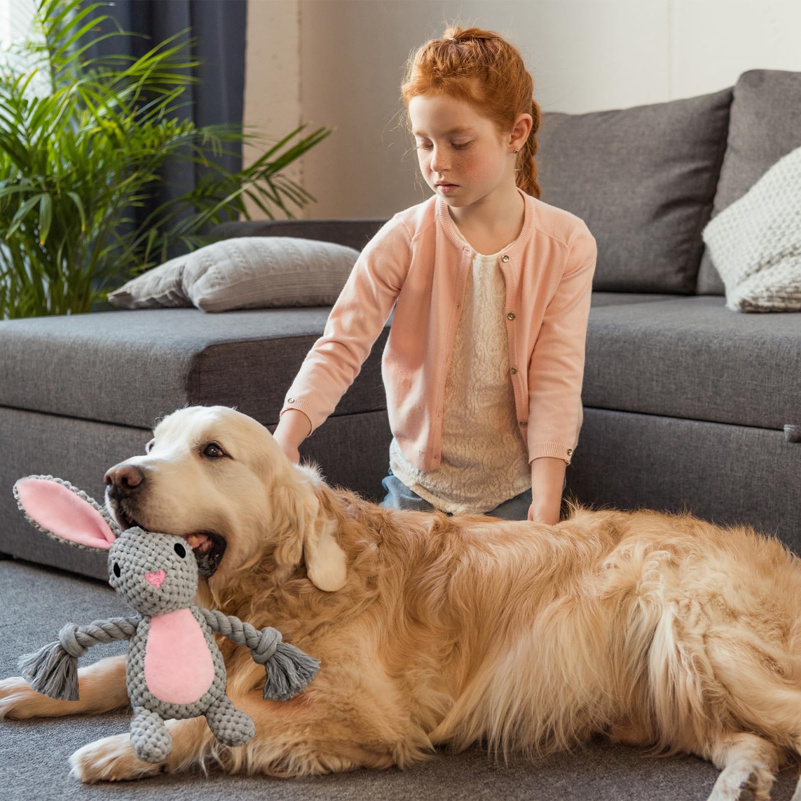 Grauer Hase Hundespielzeug mit Quietsche und Knisterpapier - Plüschtier mit Baumwollseil für Tauziehen - Interaktives Kuscheltier für Welpen, kleine & mittelgroße Hunde - Ideal als Ostergeschenk