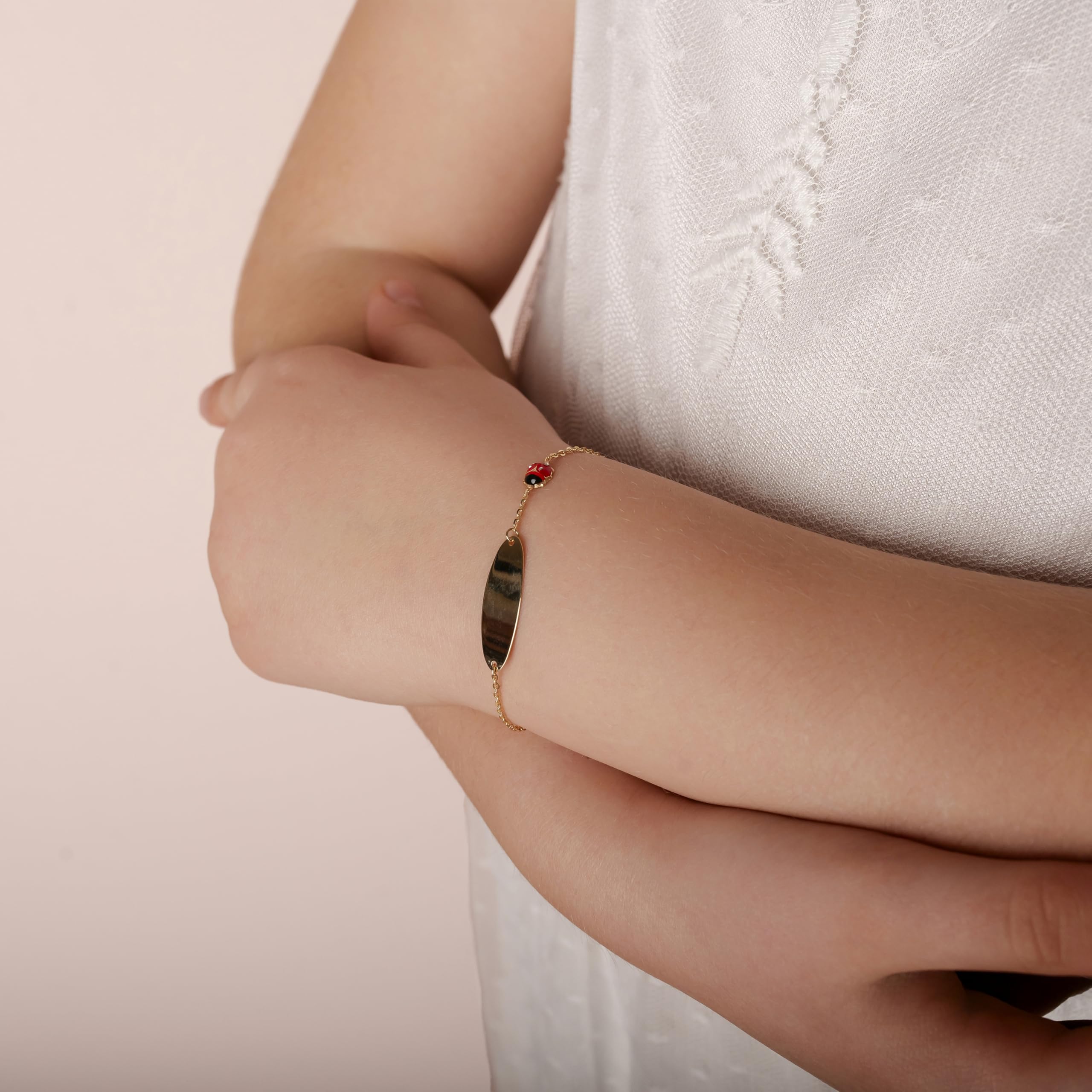 Sakrami Bracciale Bambina o Bambino in Oro 9KT con Coccinella Smaltata e Zirconi + Piastrina Incidibile – Scatola con Targhetta Personalizzata – Regalo per Nascita Battessimo Compleanno o Comunione