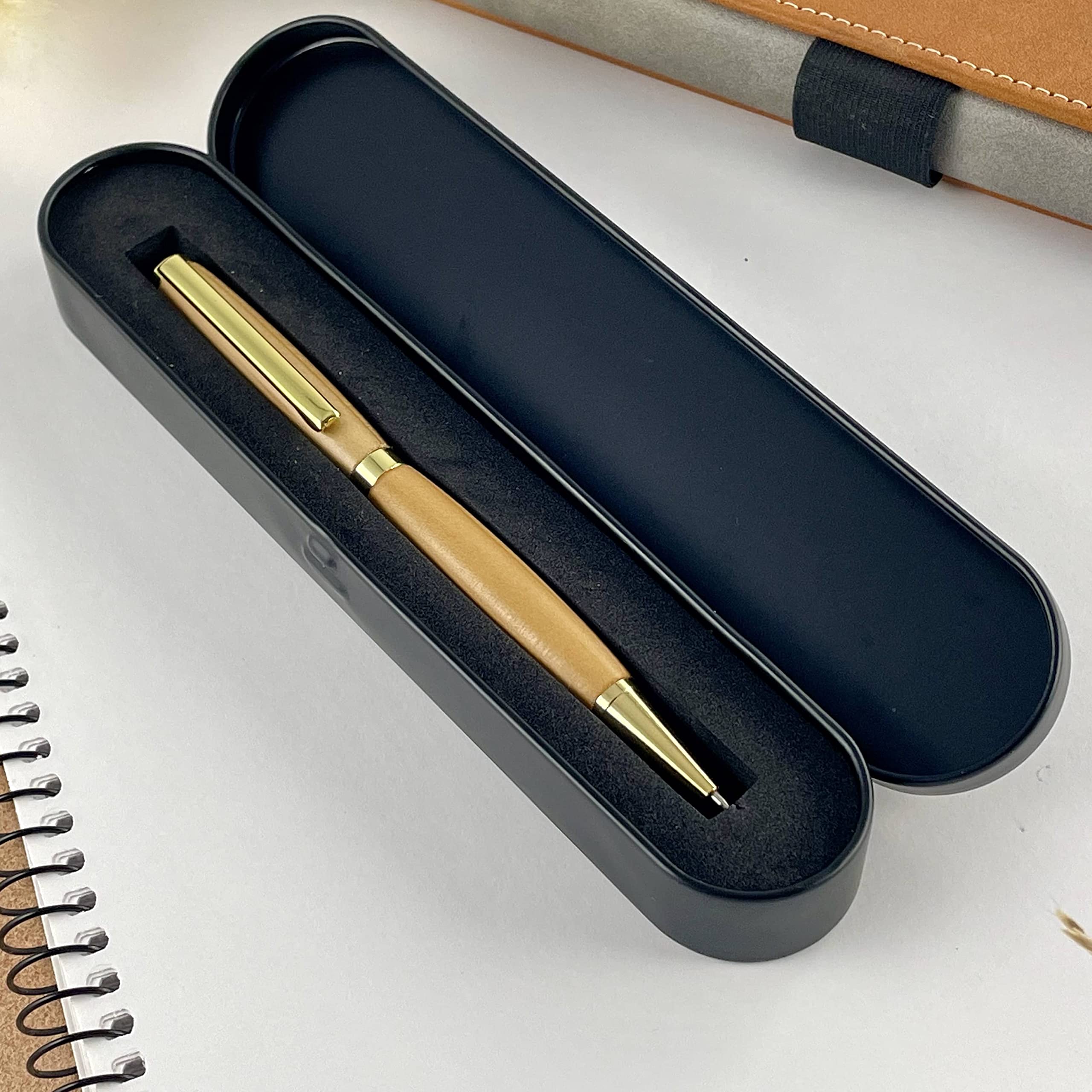Stylo bille artisanal bois de Cèdre Français fait main en France – Gravure personnalisable – Coffret métal – Cadeau