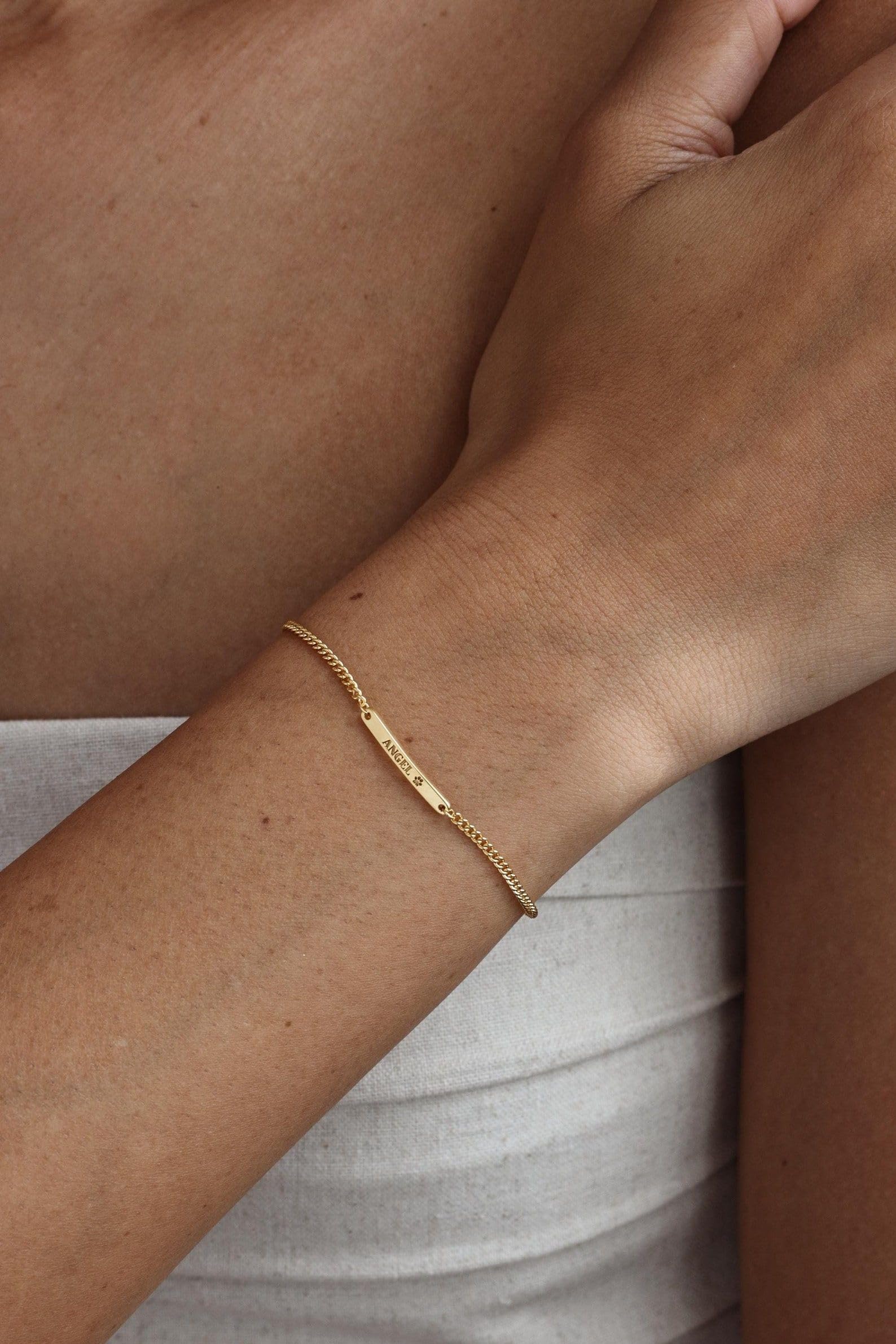 Pulsera de barras Minimalista grabada con cadena de la placa 925 Acoplamiento de nombre personalizado Colgante de delicado personalizado Nombre apilable Pulsera de la mascota