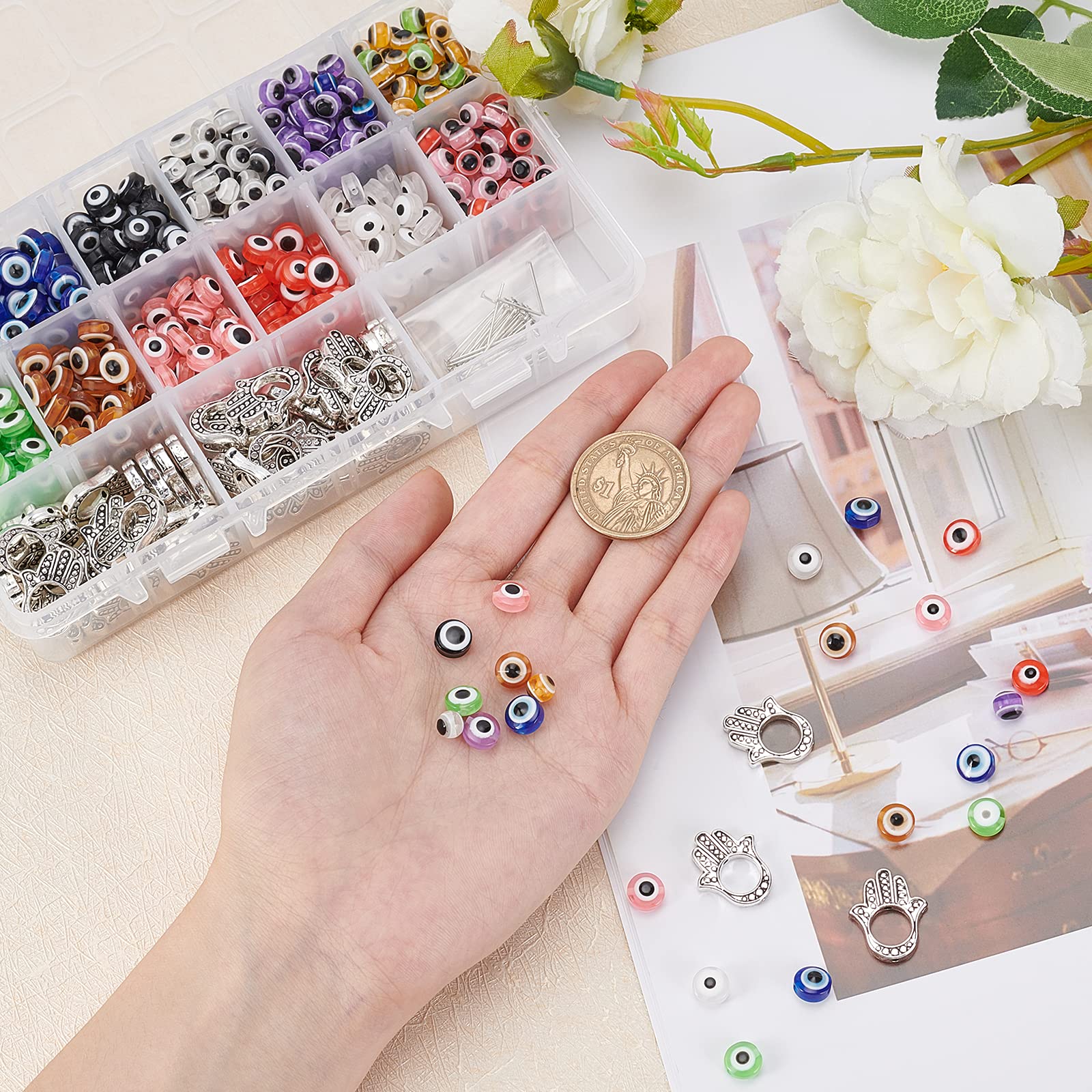 NBEADS Juego de 820 cuentas de mal ojo, 400 cuentas planas para el mal de ojo, 320 cuentas redondas de mal ojo, 50 piezas de mano de Hamsa y 50 pasadores de cabeza plana de latón para hacer joyas