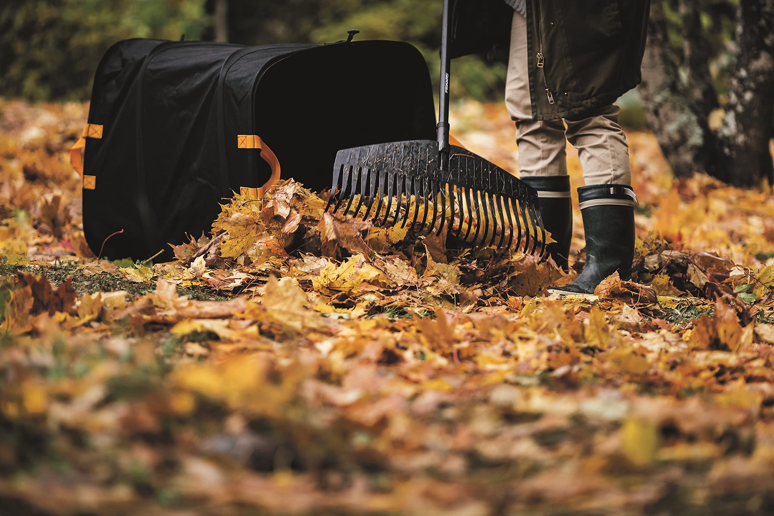 Fiskars Grande sacco da giardino PopUp con maniglie, Pieghevole per risparmiare spazio, Capacità: 219 L, Altezza: 70 cm, Larghezza: 56 cm, Nero/Arancione, Ergo, 1028373