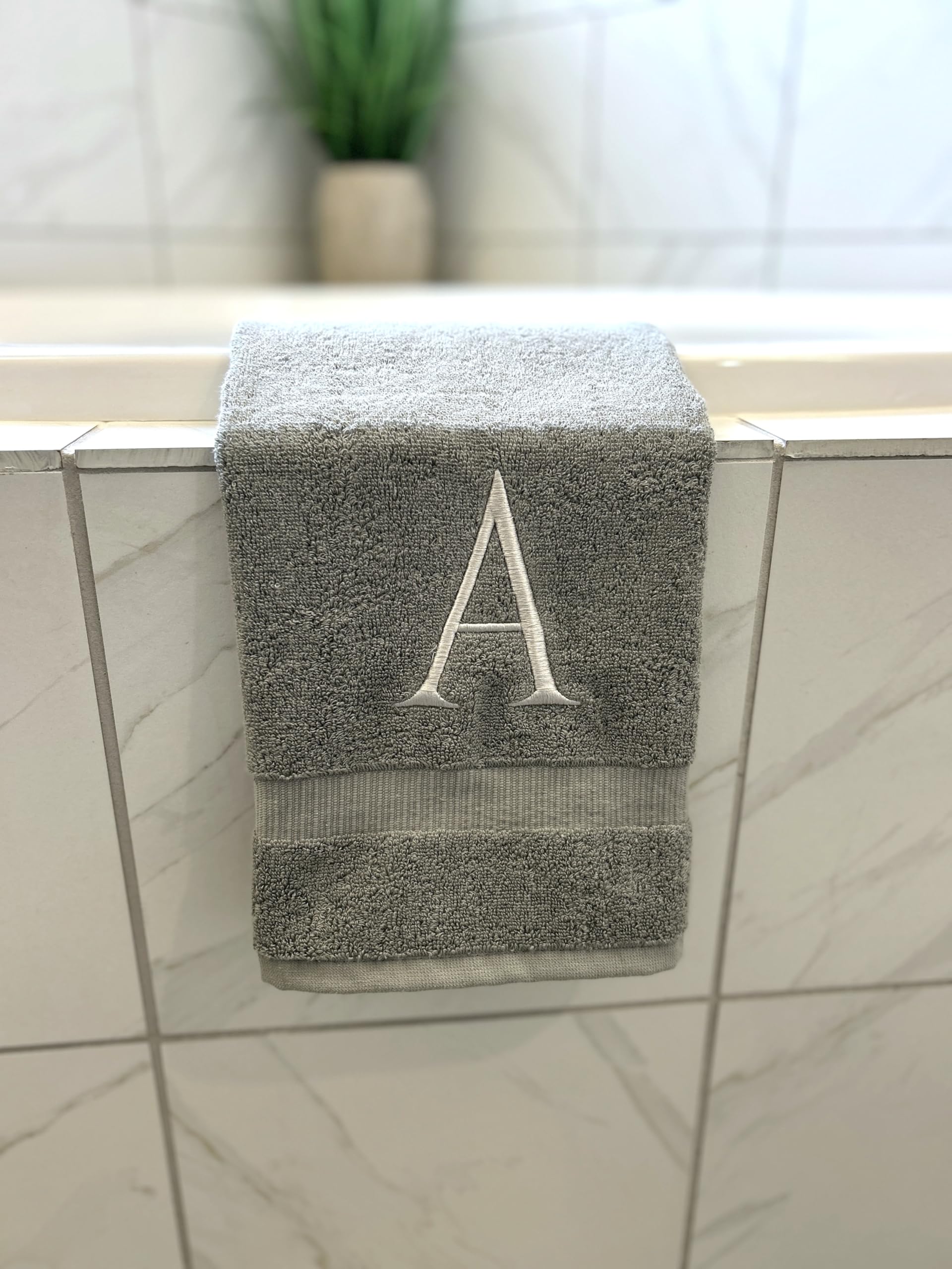 Toalla de mano gris con inicial para baño, toalla bordada decorativa con monograma de calidad de hotel para tocador, spa, certificado orgánico GOTS, juego de 2 letras plateadas V