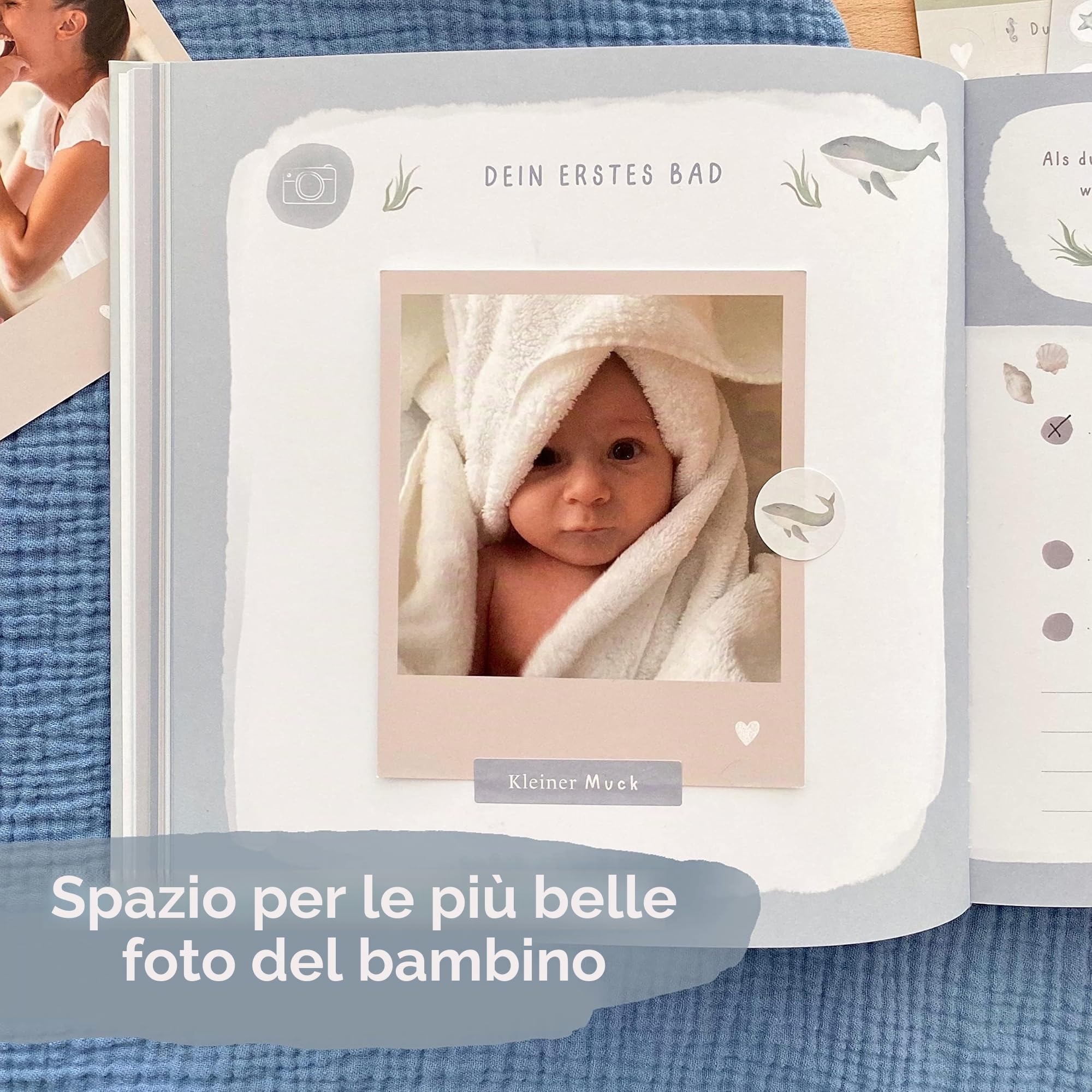 mintkind Il mio primo anno di album per neonati balena blu – diario delicato con 176 pagine e set di adesivi per ricordi preziosi del primo anno di vita, copertina rigida progettata con cura 21 x 21