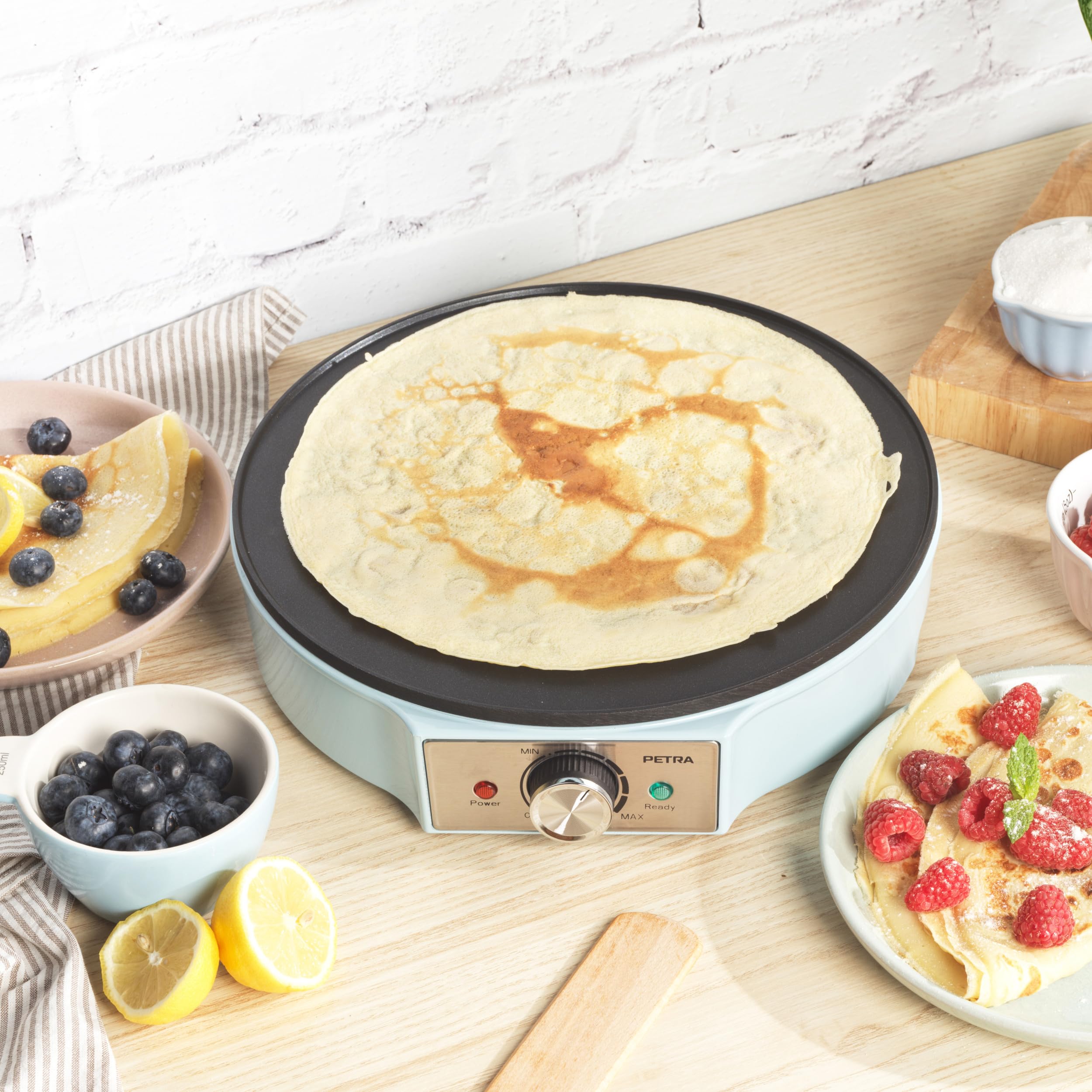 Petra Crêpière Électrique 1200W, Machine à Crêpes avec Plaque Antiadhésive 30cm, Grande Plaque Chauffante avec Température Réglable, Accessoires en Bois Inclus, Garantie 3 Ans