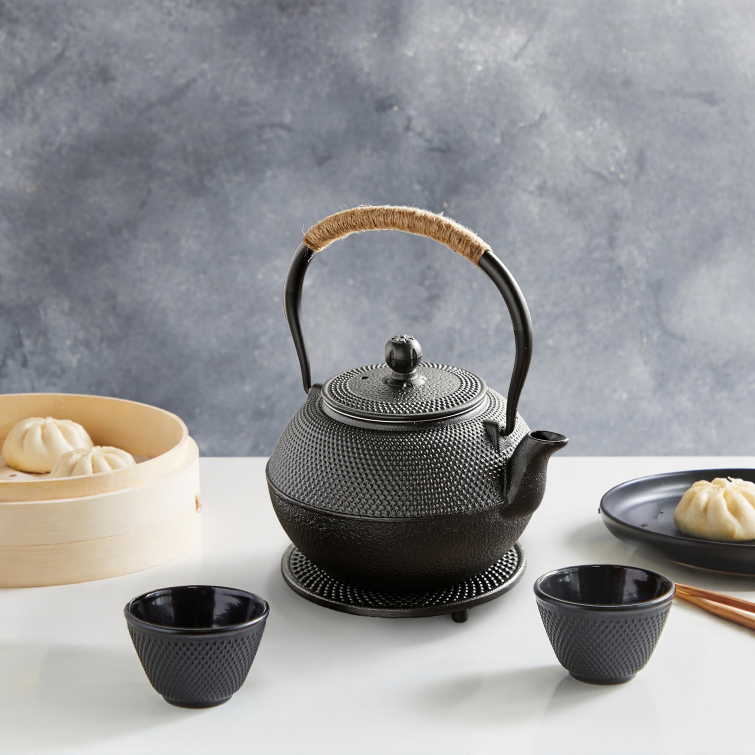 Juvale Japanisches Teeset mit Gusseisen-Teekanne (1200ml), Untersetzer und 2 Becher, Teeset im Tetsubin-Stil, Schwarz