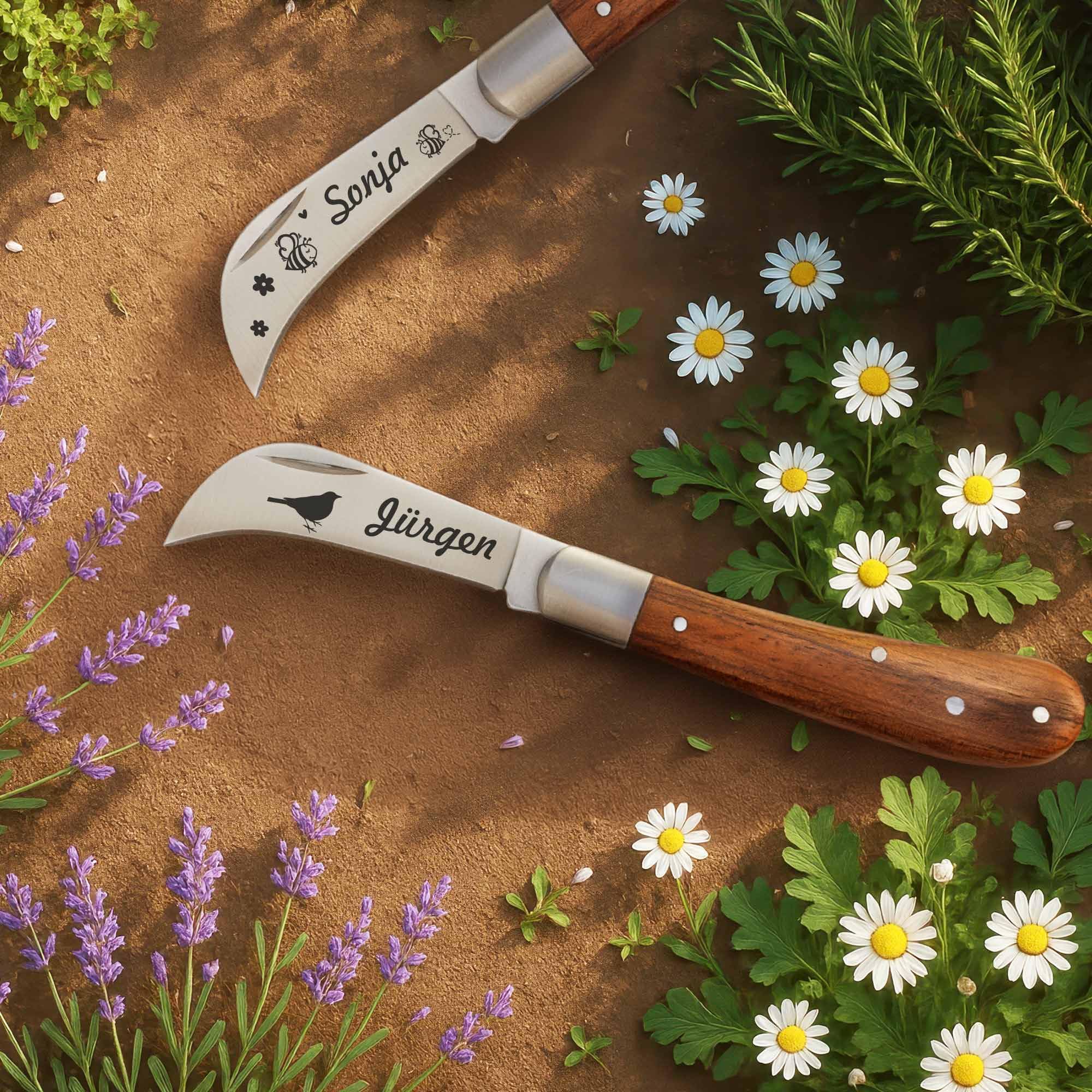 ADAM WILD Gartenmesser mit Gravur | Geschenke für Gärtner & Gartenliebhaber | Personalisiert für Hobbygärtner | gebogene Hippe-Klinge aus Edelstahl | zum Kräuter-, Blumenschnitt & Ernten | Gartenwerkzeug