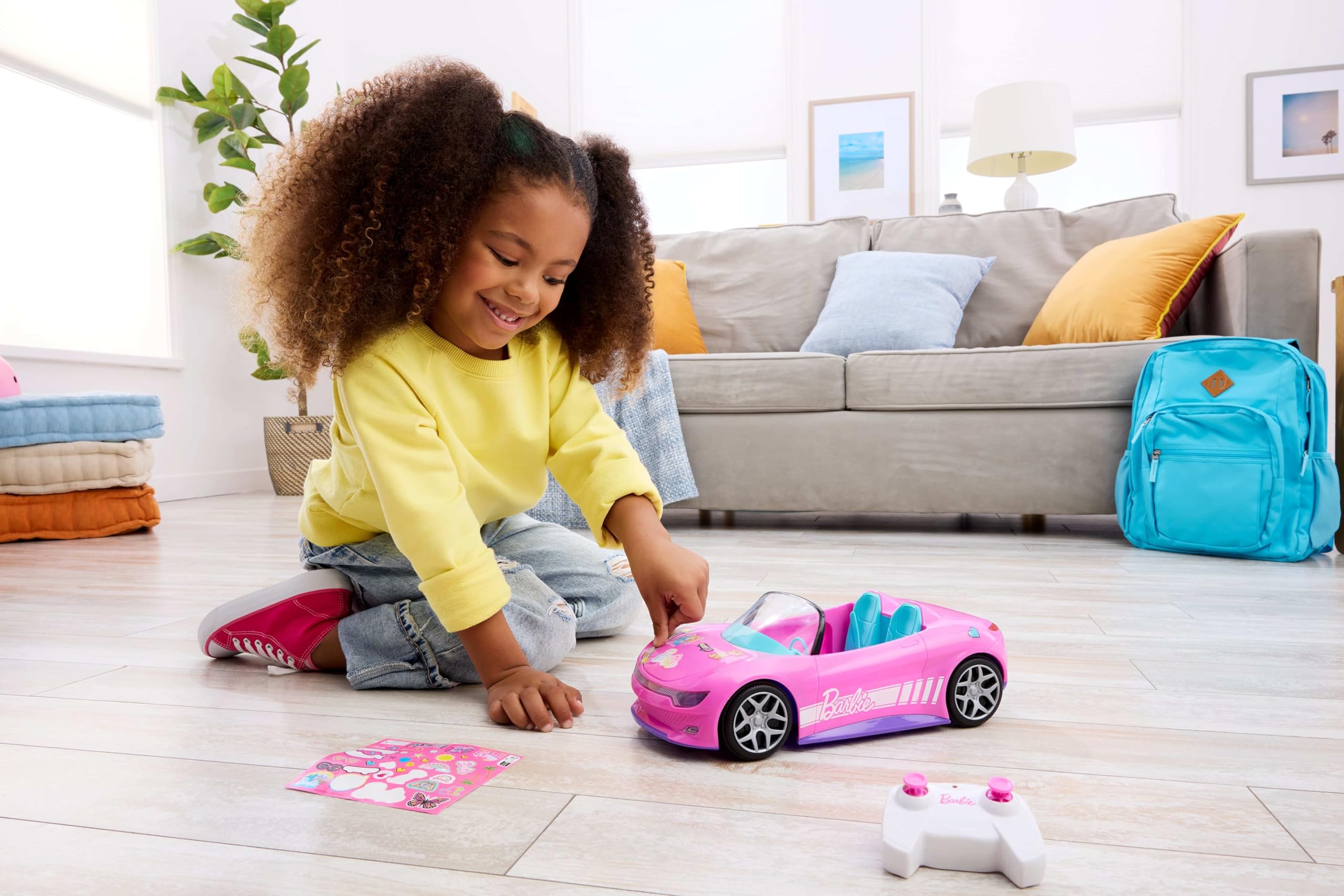 Hot Wheels Barbie Spielzeugauto, ferngesteuertes pinkfarbenes Cabrio, Platz für 2 Barbie-Puppen und Kofferraum lässt sich zum Aufbewahren von Zubehör öffnen, JBH05